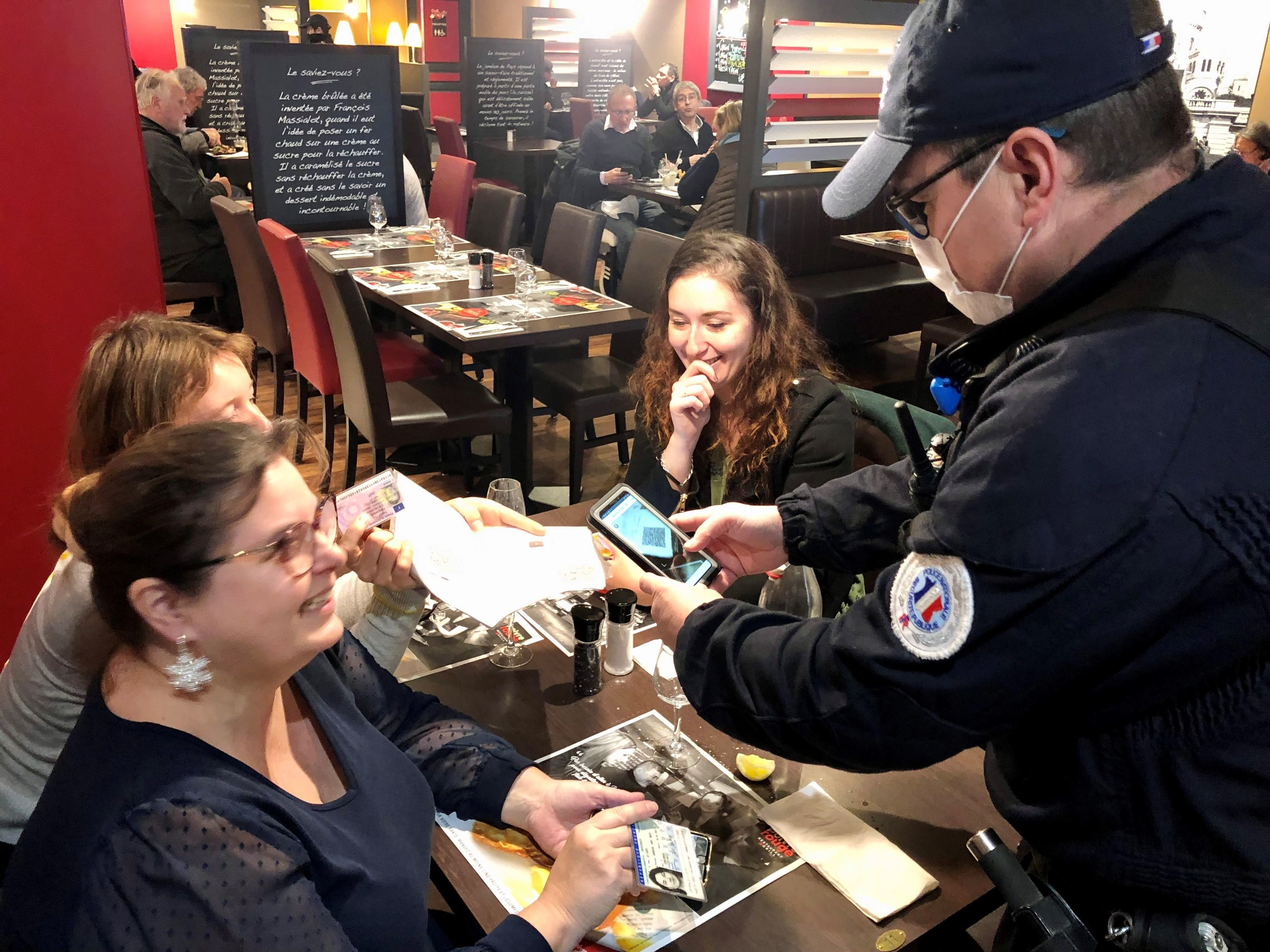 Brétigny-sur-Orge (Essonne), ce vendredi soir. Une trentaine de policiers du département ont procédé aux contrôles des passes sanitaires des clients des restaurants. LP/Florian Garcia