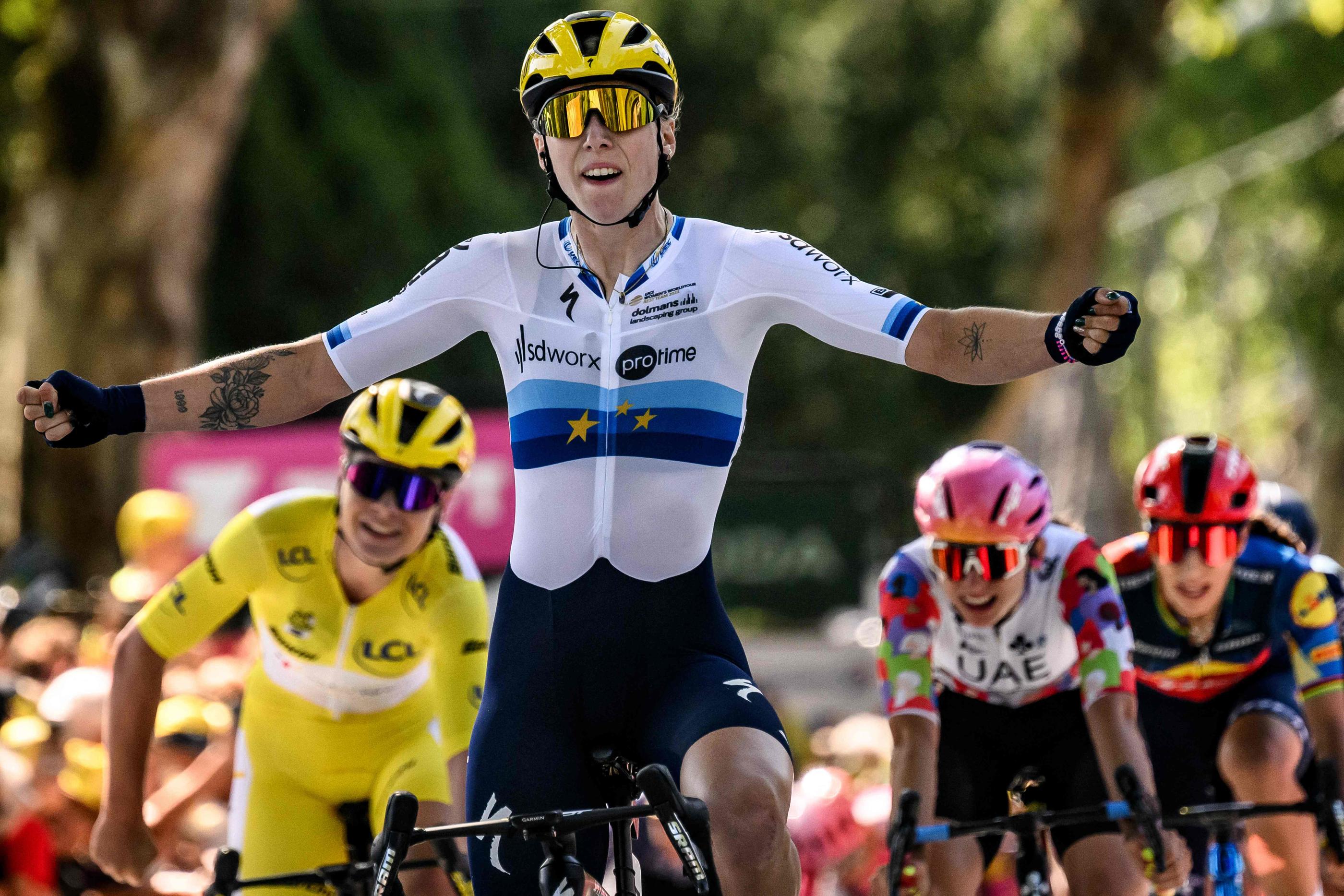 Lorena Wiebes, emmenée par sa coéquipière et maillot jaune Lotte Kopecky, a remporté au sprint la troisième étape du Tour de France Femmes entre Collonges-la-Rouge and Montignac-Lascaux. JEFF PACHOUD/AFP