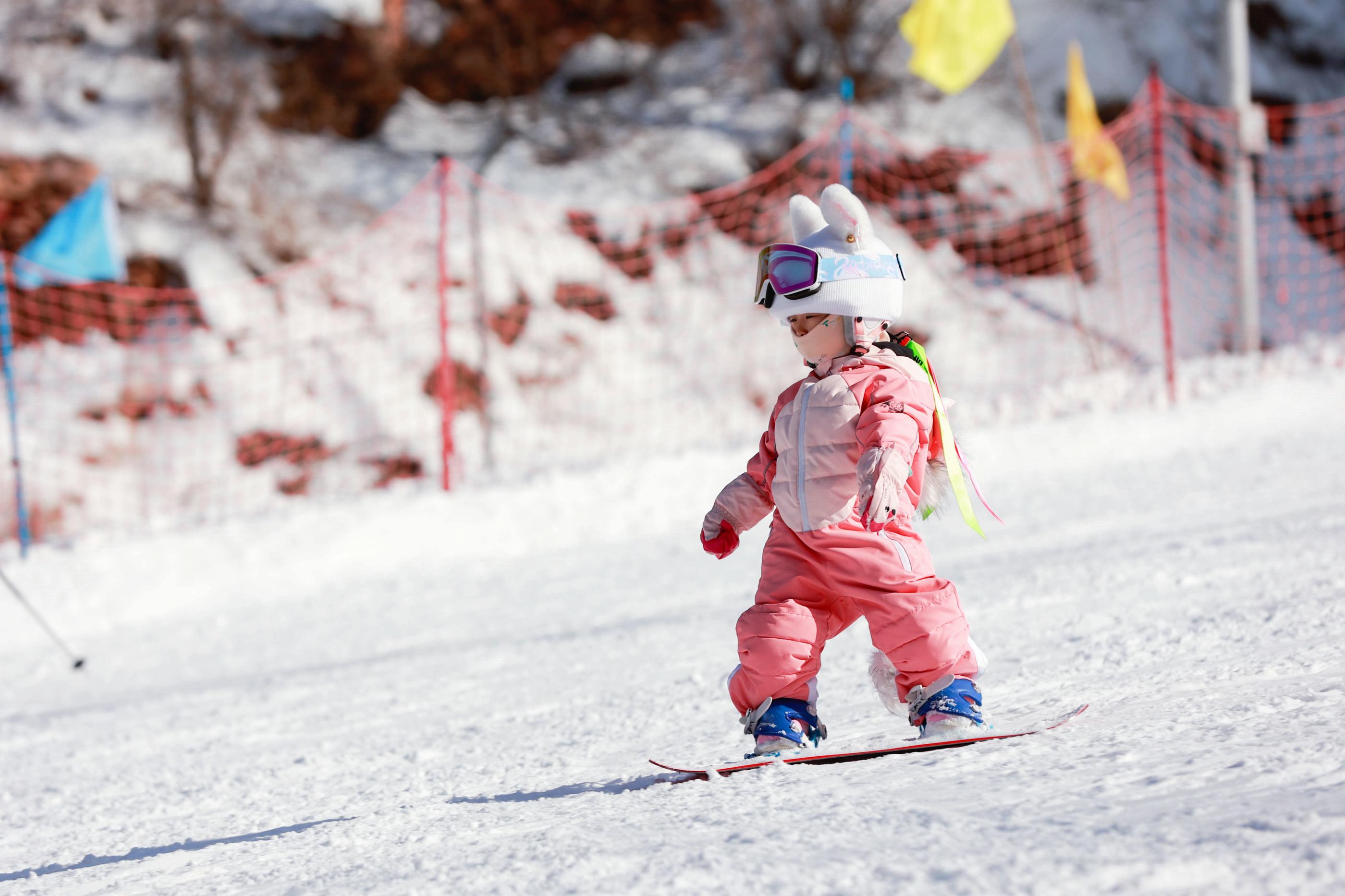 Une fillette sur une planche à Wuhan (Chine), le 1er janvier. Le gouvernement chinois a largement développé la promotion du ski depuis les JO d'hiver de 2022. Icon Sport/Xinhua/Wang Xiao
