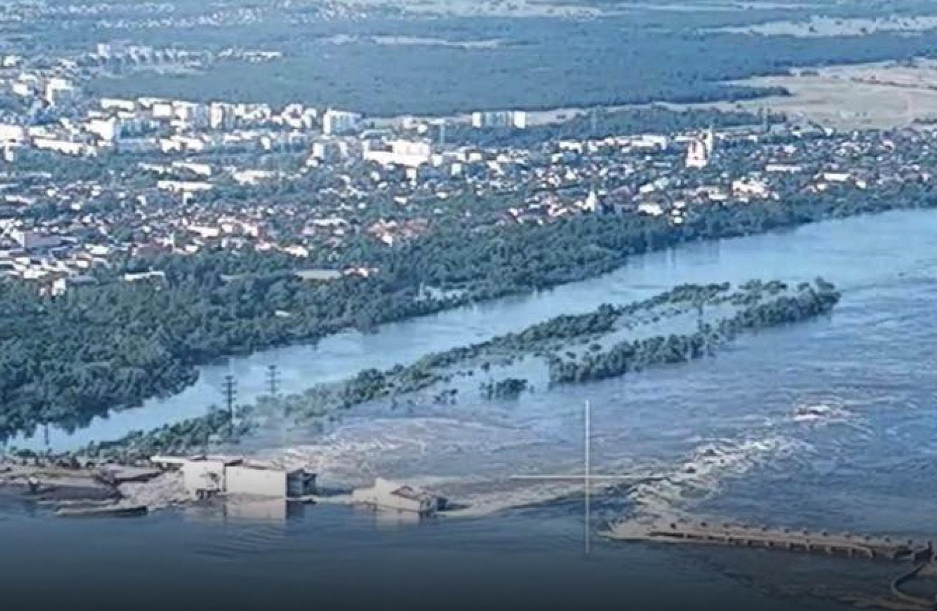 Les premières conséquences de la destruction partielle de la centrale hydroélectrique de Kakhovka « sont humaines avec 16 000 personnes en danger, qui sont en train d’être évacuées », explique la spécialiste. AFP