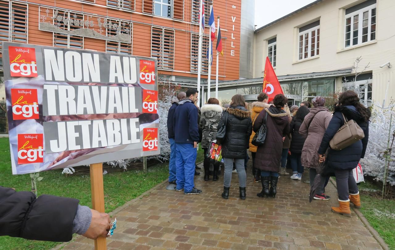 <b></b> L’Hay, le 11 janvier 2018. Environ 70 personnes s’étaient rassemblées devant la mairie contre la privatisation d’une partie du service nettoyage.