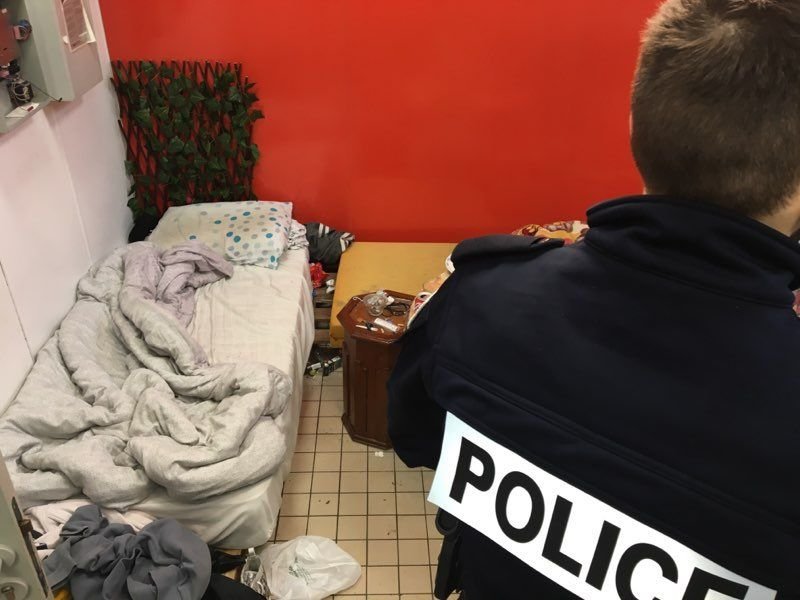 Compiègne (Oise), le 22 novembre 2021. Les deux ressortissants marocains, employés à la supérette Coccinelle du Puy-du-Roy logeaient dans l'arrière-boutique dans des conditions indignes. Commissariat de Compiègne
