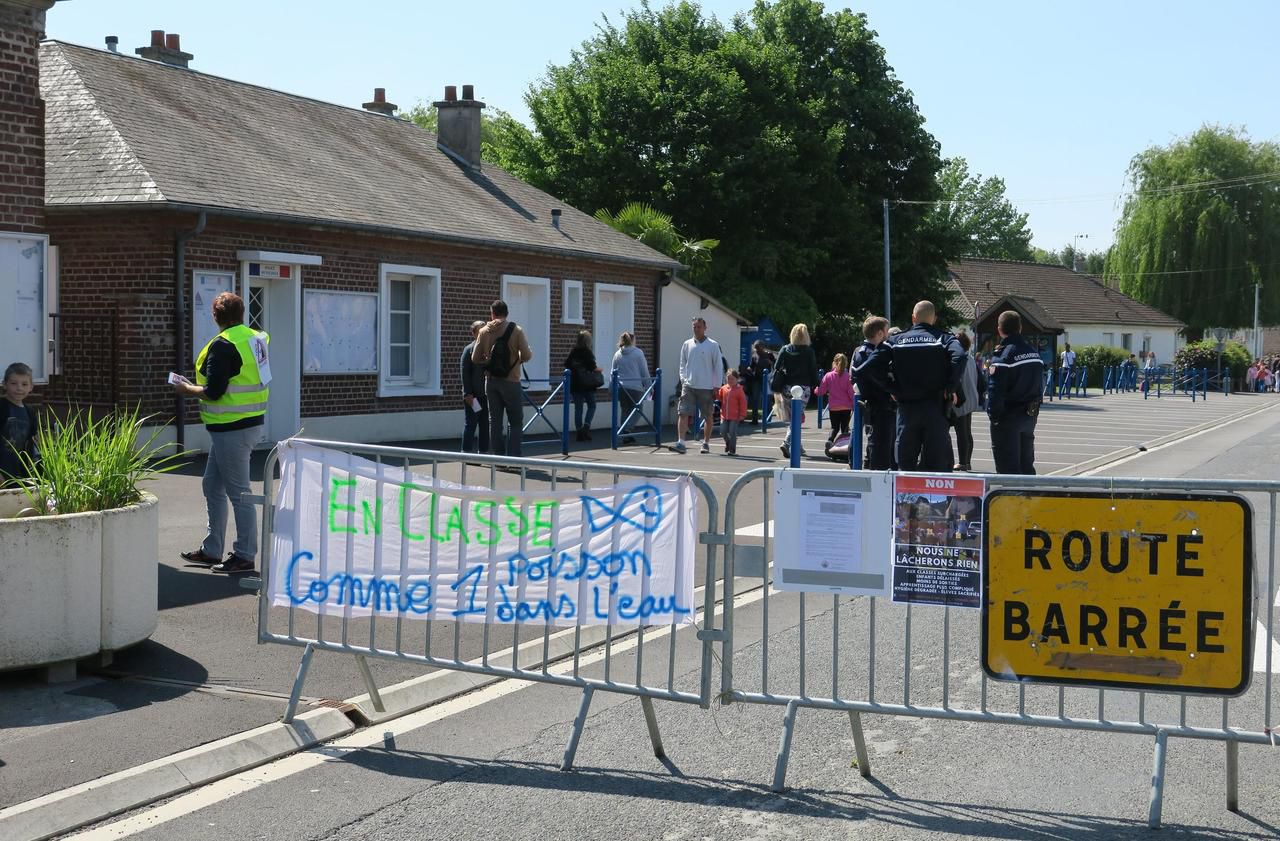 <b></b> Longueil-Annel, ce vendredi matin. Des parents d’élèves de la maternelle Charles-Perrault ont bloqué la rue principale menant à l’école pour alerter les parents sur la fermeture d’une classe.