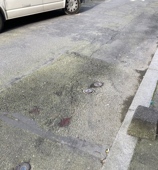 Montreuil, ce lundi 25 mars. Un homme sans vie a été retrouvé gisant dans la rue Bara tôt ce lundi matin. Des traces de sang étaient encore visibles sur le bitume dans la journée. DR