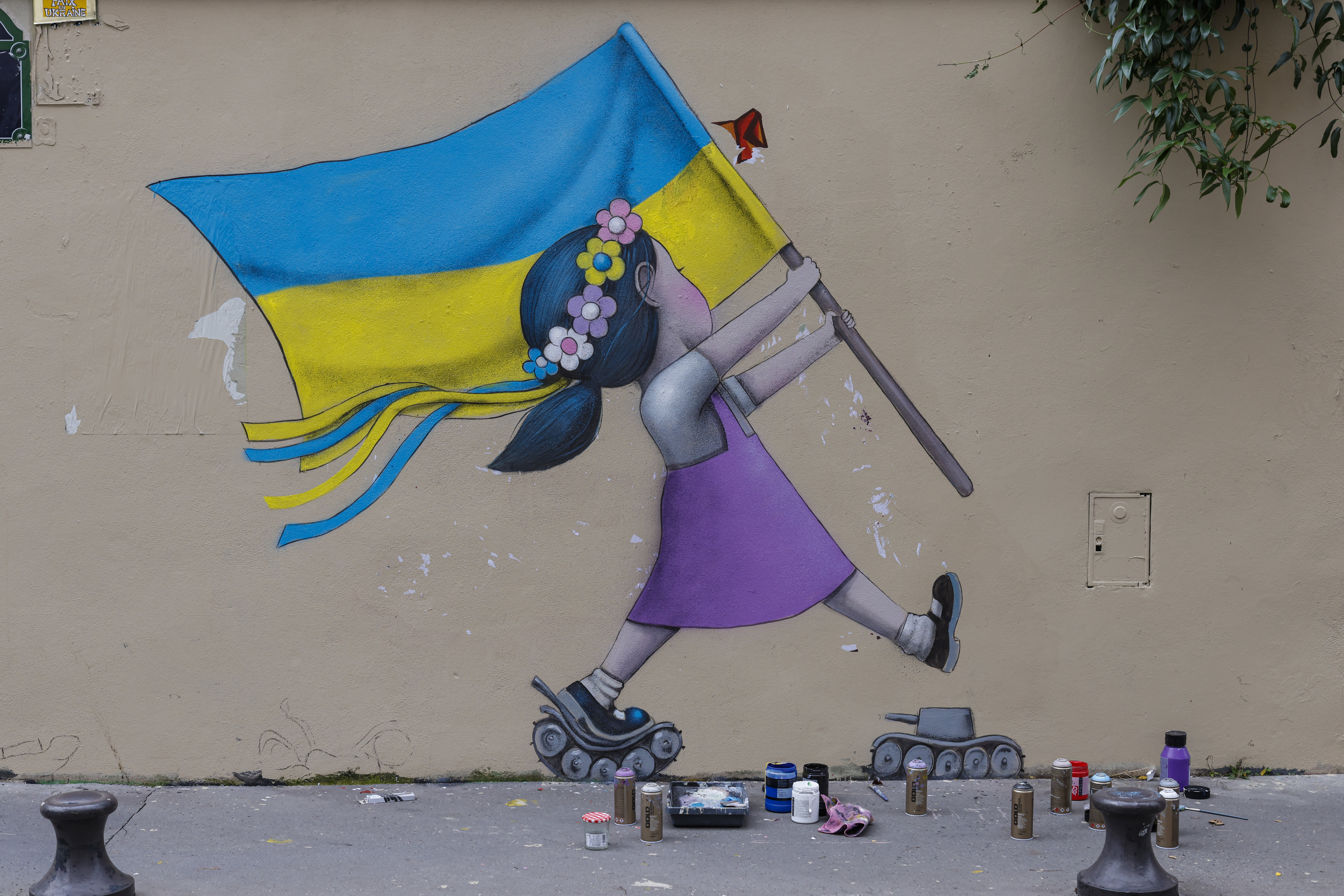 L'artiste peintre graffeur SETH a refait sur le mur du la rue Buot à Paris son célèbre graphe "L'Ukraine en marche" qu'il avait peint le 27 mars 2022, quelques jours après que la Russie ait attaqué l'Ukraine. (Illustration) LP / Olivier Corsan