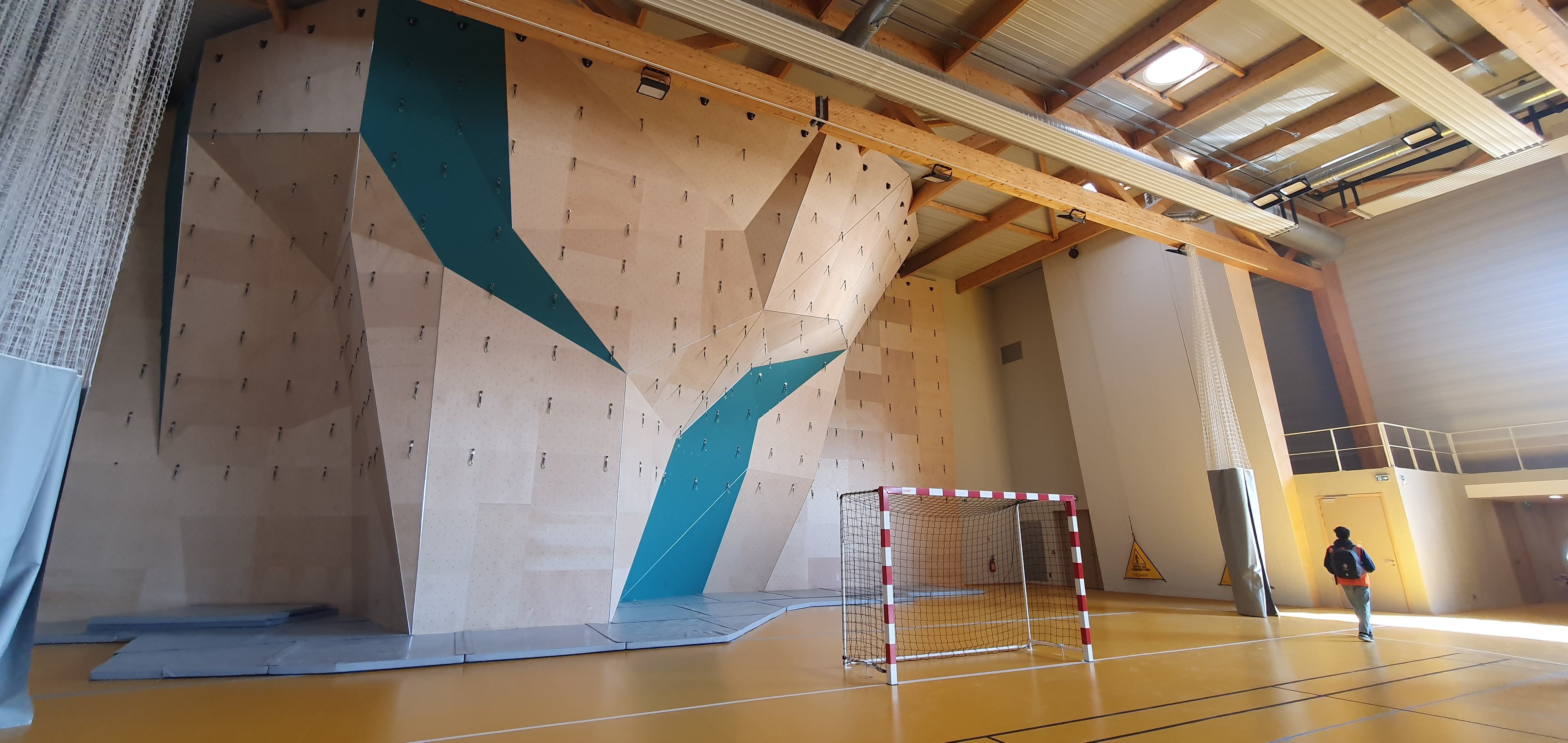 Le Bourget (Seine-Saint-Denis), le 22 mars 2024. Le nouveau gymnase Marie-Paradis, conçu par Archi5, est doté de blocs et de murs d'escalade de onze mètres de haut. C'est là que le grimpeurs s'échaufferont avant les épreuves olympiques. (LP/Claire Guédon)