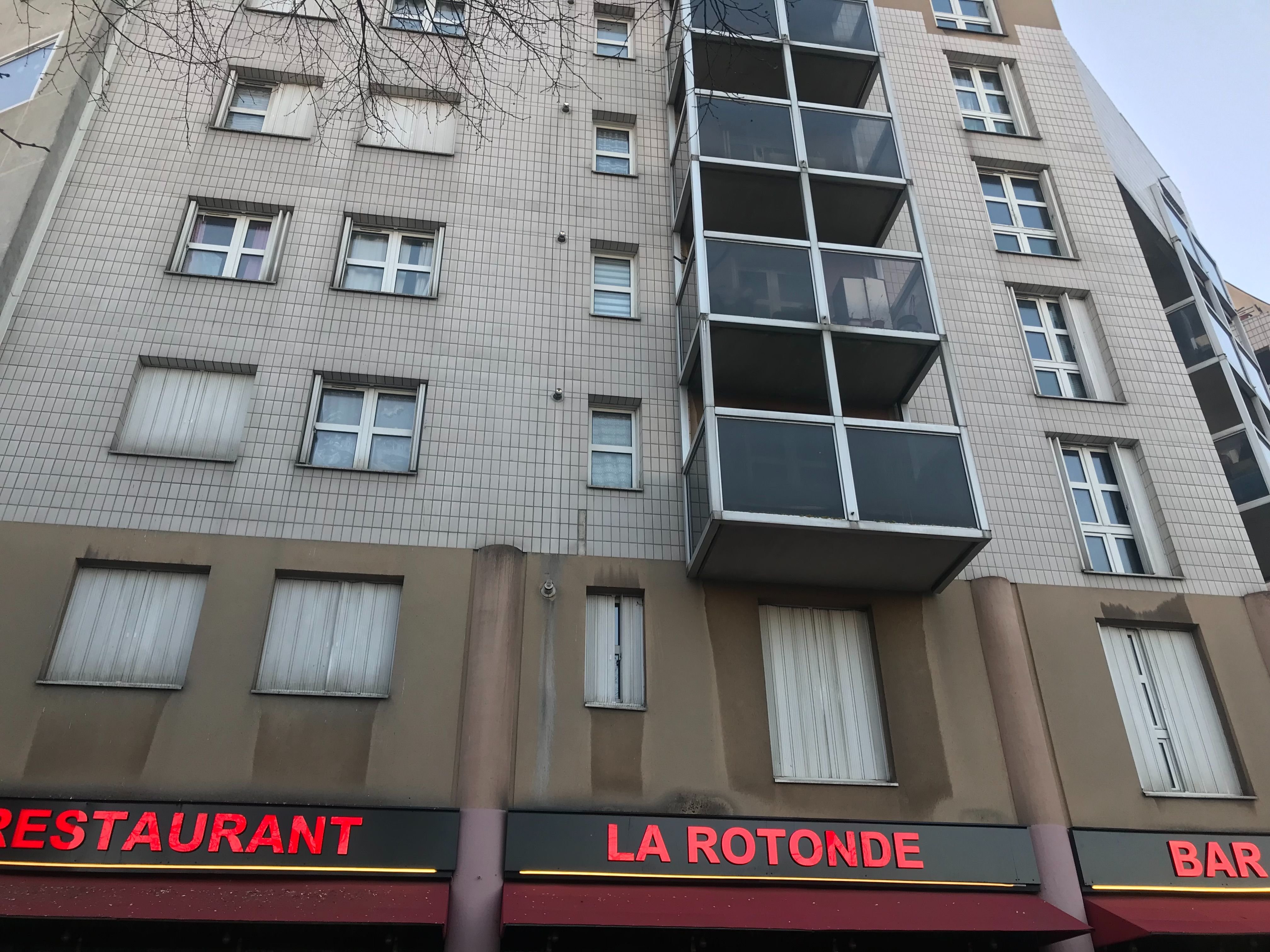 Bondy (Seine-Saint-Denis), ce dimanche. Flora a appelé à l'aide depuis la fenêtre de son immeuble, situé à deux pas de la gare RER. LP/H.H.