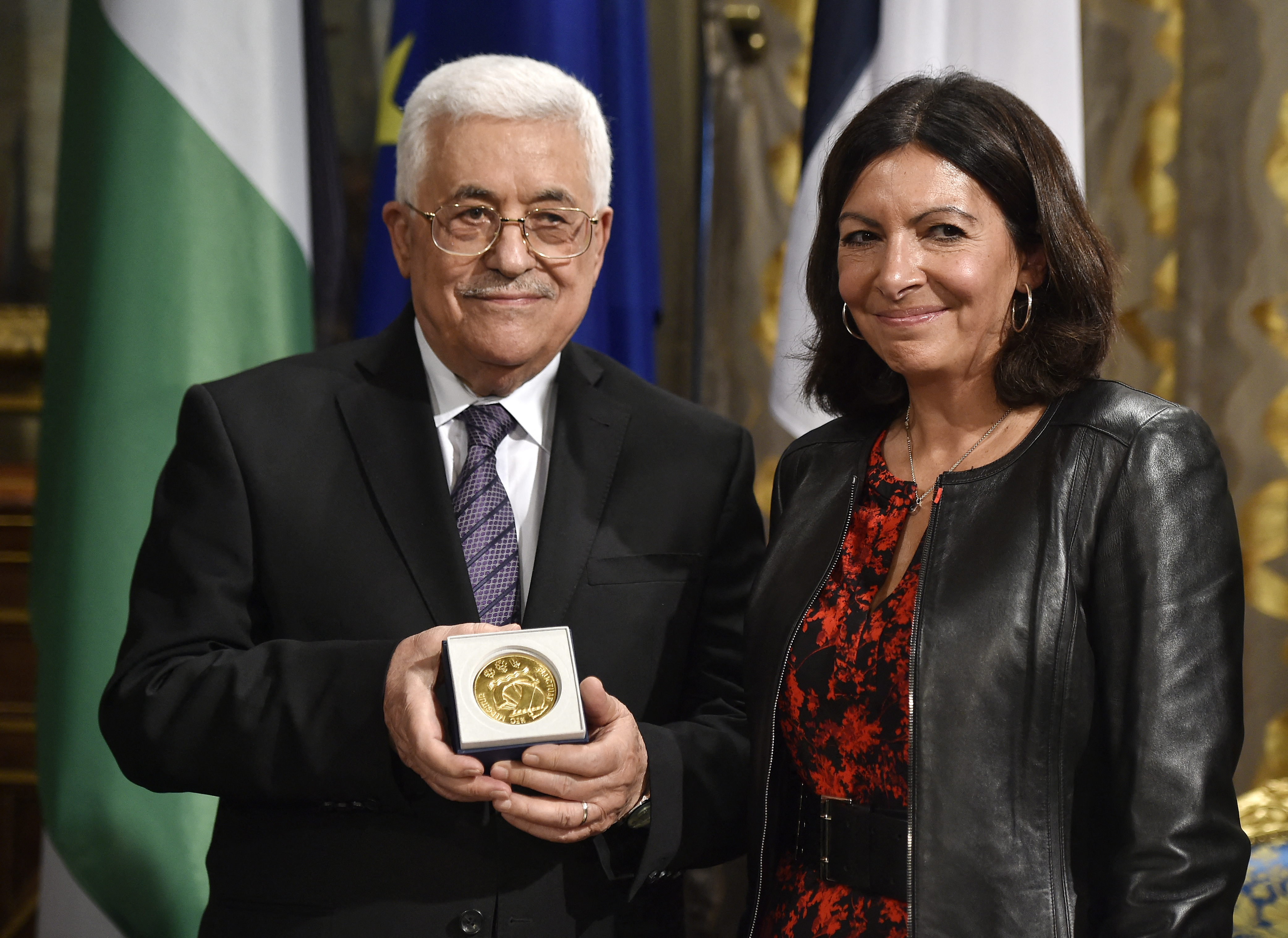 Paris, le 21 septembre 2015. Mahmoud Abbas pose aux côtés d'Anne Hidalgo, qui vient de lui remettre la plus haute distinction de la Ville de Paris. AFP/Dominique Faget