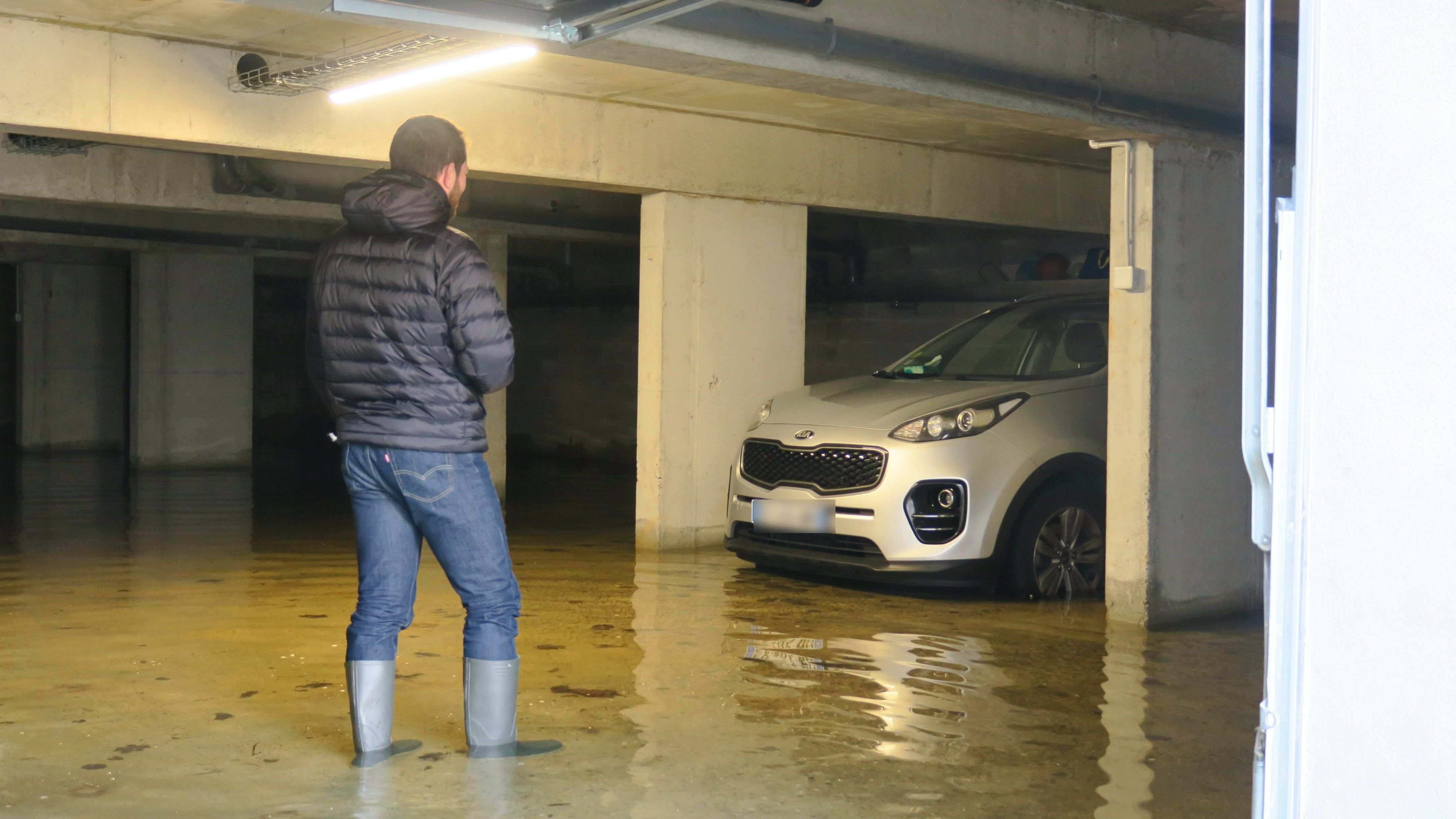 Clamart (Hauts-de-Seine), jeudi 11 janvier. Le parking souterrain de cette copropriété de six maisons est inondé depuis fin octobre. Les copropriétaires désespèrent et attaquent le promoteur en justice. LP/H.D.