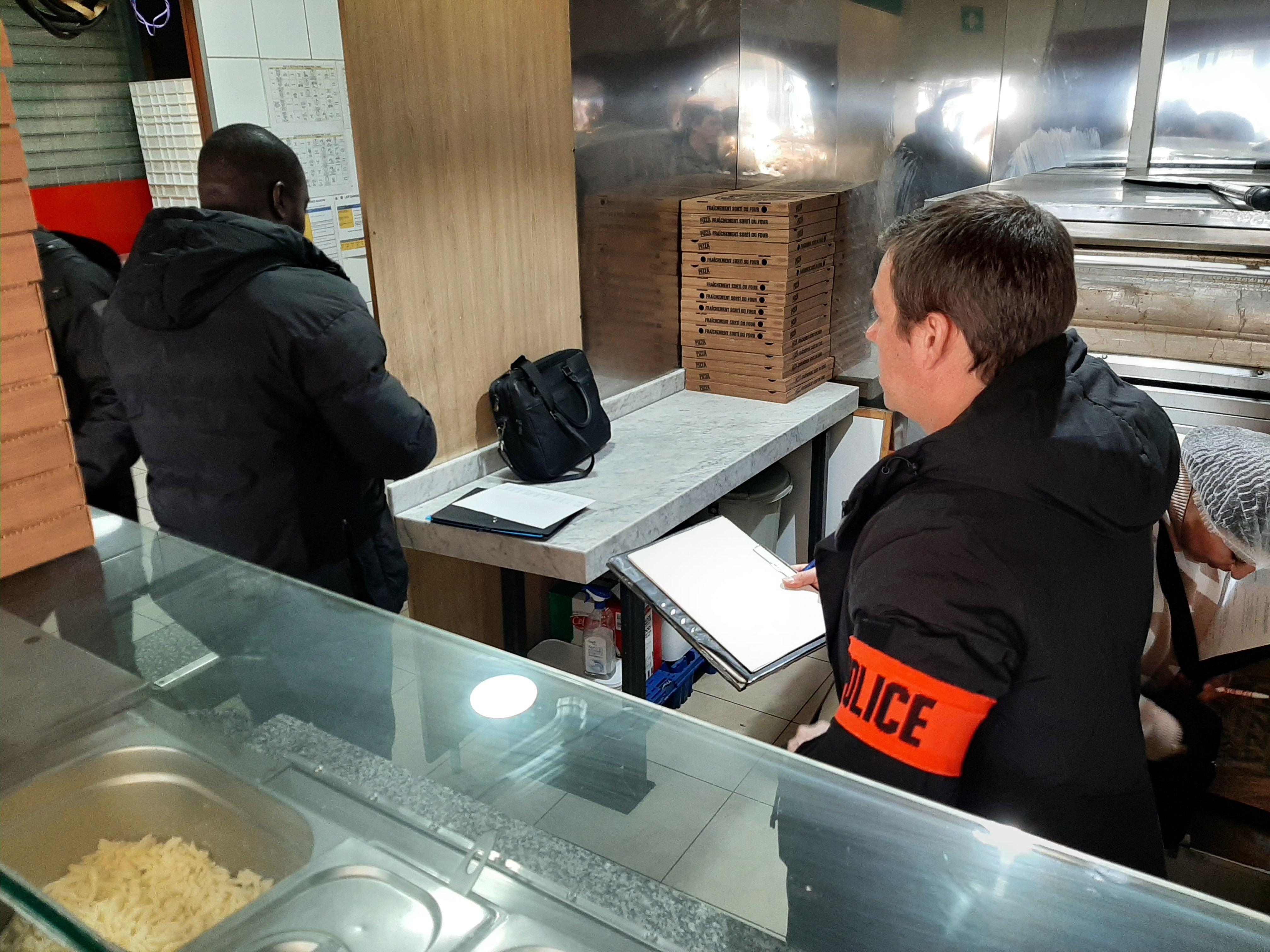 La police mène des contrôles dans les lieux connus pour employer des clandestins, comme les restaurants (ici en février à Champigny-sur-Marne, Val-de-Marne). LP/M.L.