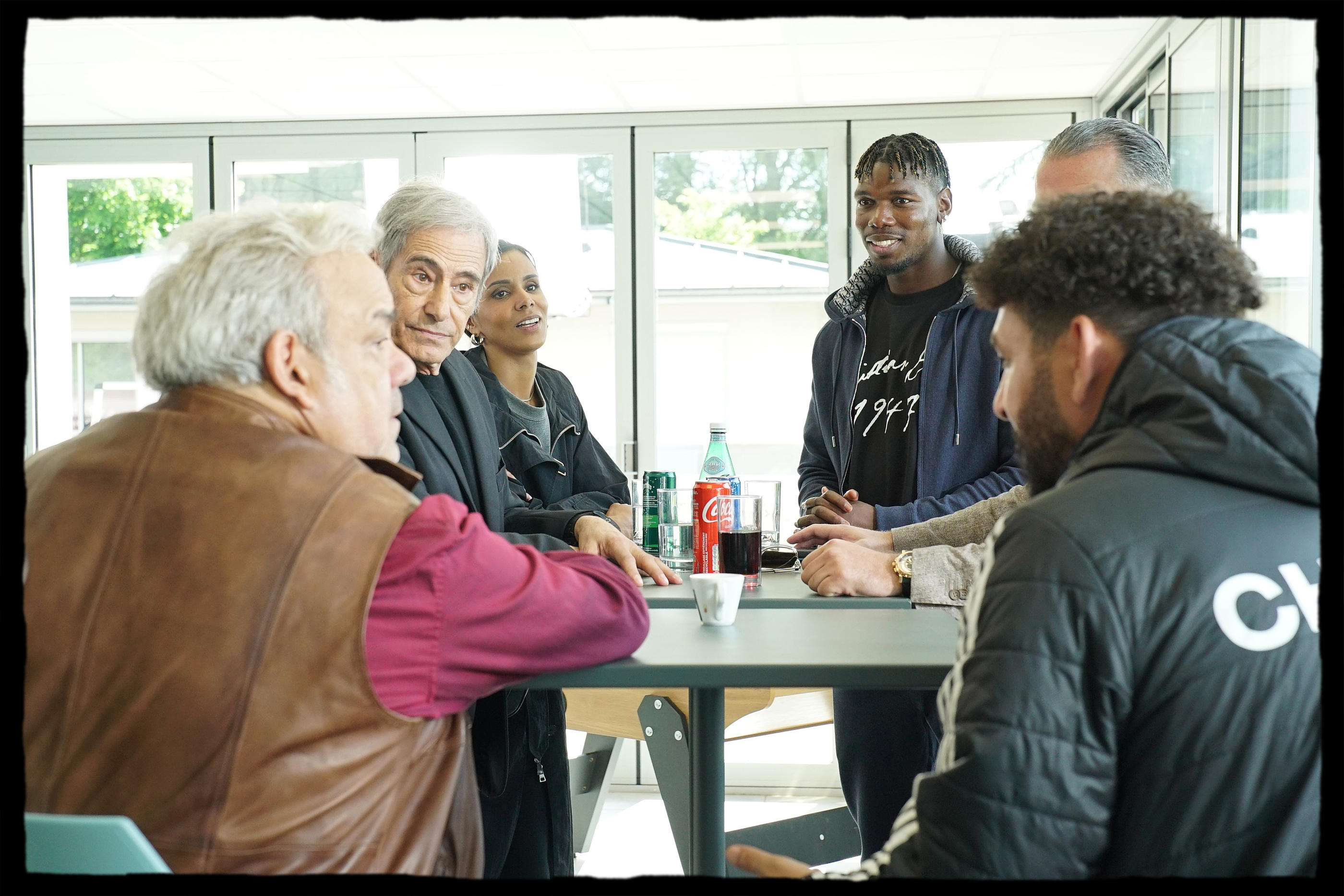 Paul Pogba présent ce jeudi pour tourner des scènes du film "4 Zéros" échange notamment avec Didier Bourdon, Gérard Lanvin et Shy'm. Alain Guizard / La Chaussette Rouge