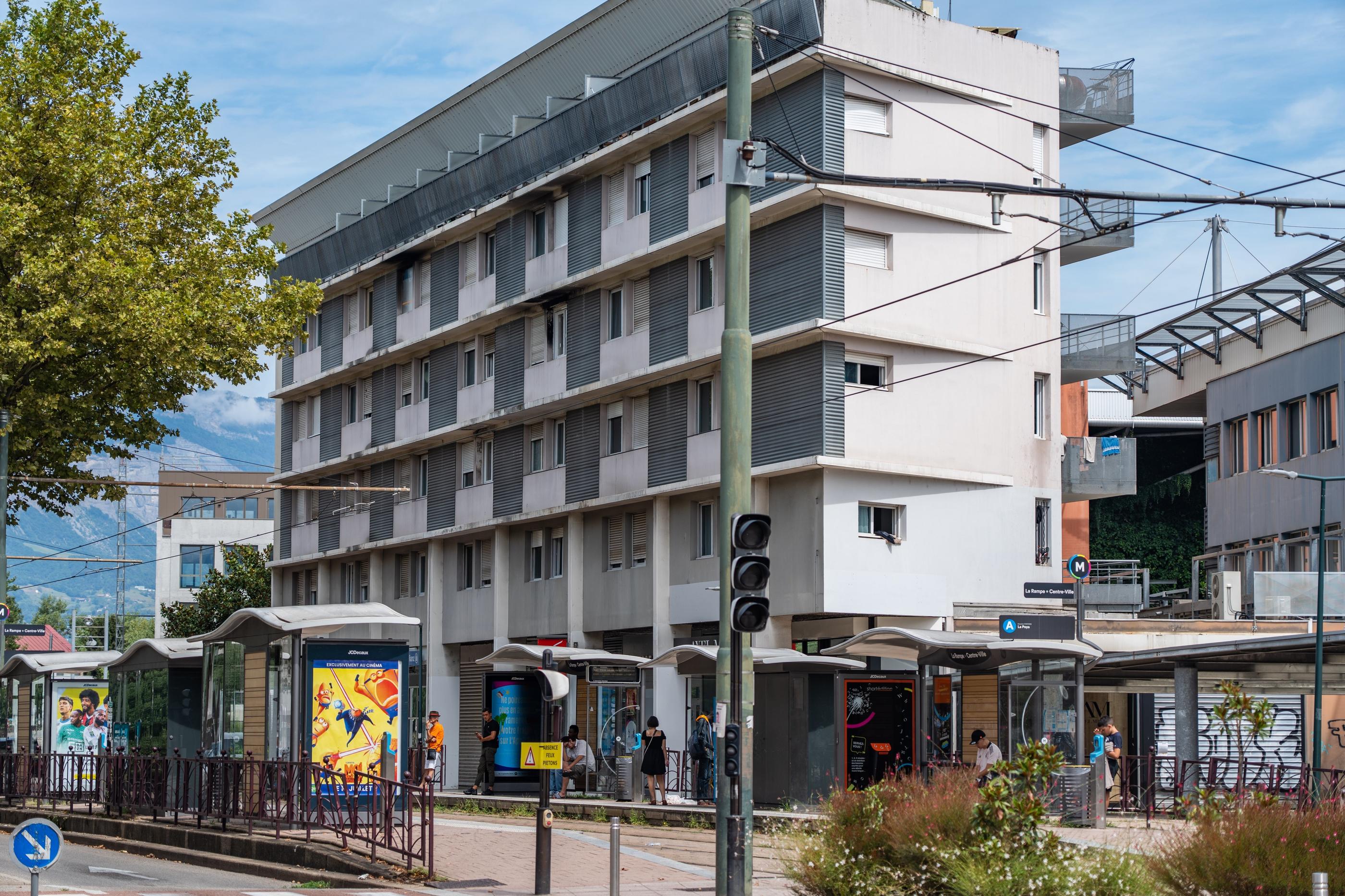 À l'immeuble Le Carrare à Échirolles (Isère), deux fusillades sont survenues en l'espace d'une semaine fin juillet-début août. Les habitants doivent vivre avec ce point de deal. LP/Thomas Pueyo