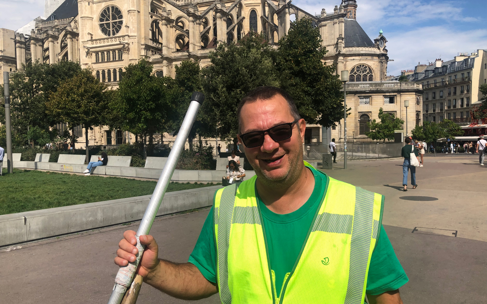 Ludovic Franceschet parcourt plus de 15 kilomètres chaque jour pour nettoyer les rues de la capitale. LP/Ambre Rosala