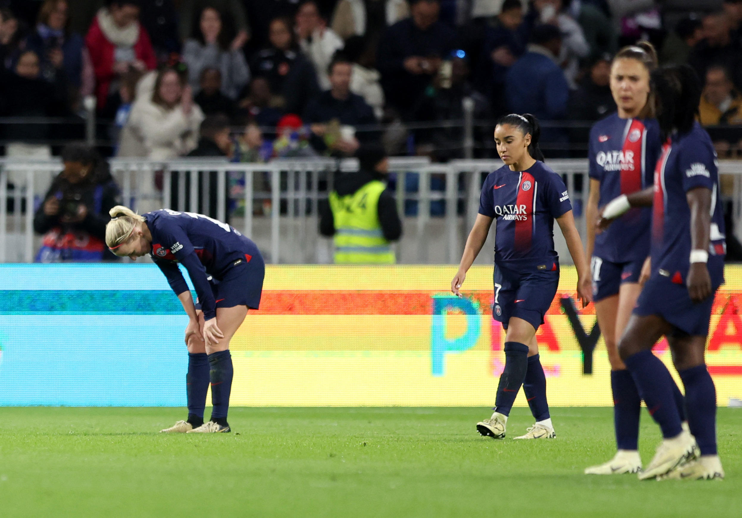 La déception des Parisiennes après le retournement de situation en fin de match. (Manon Cruz / Reuters)