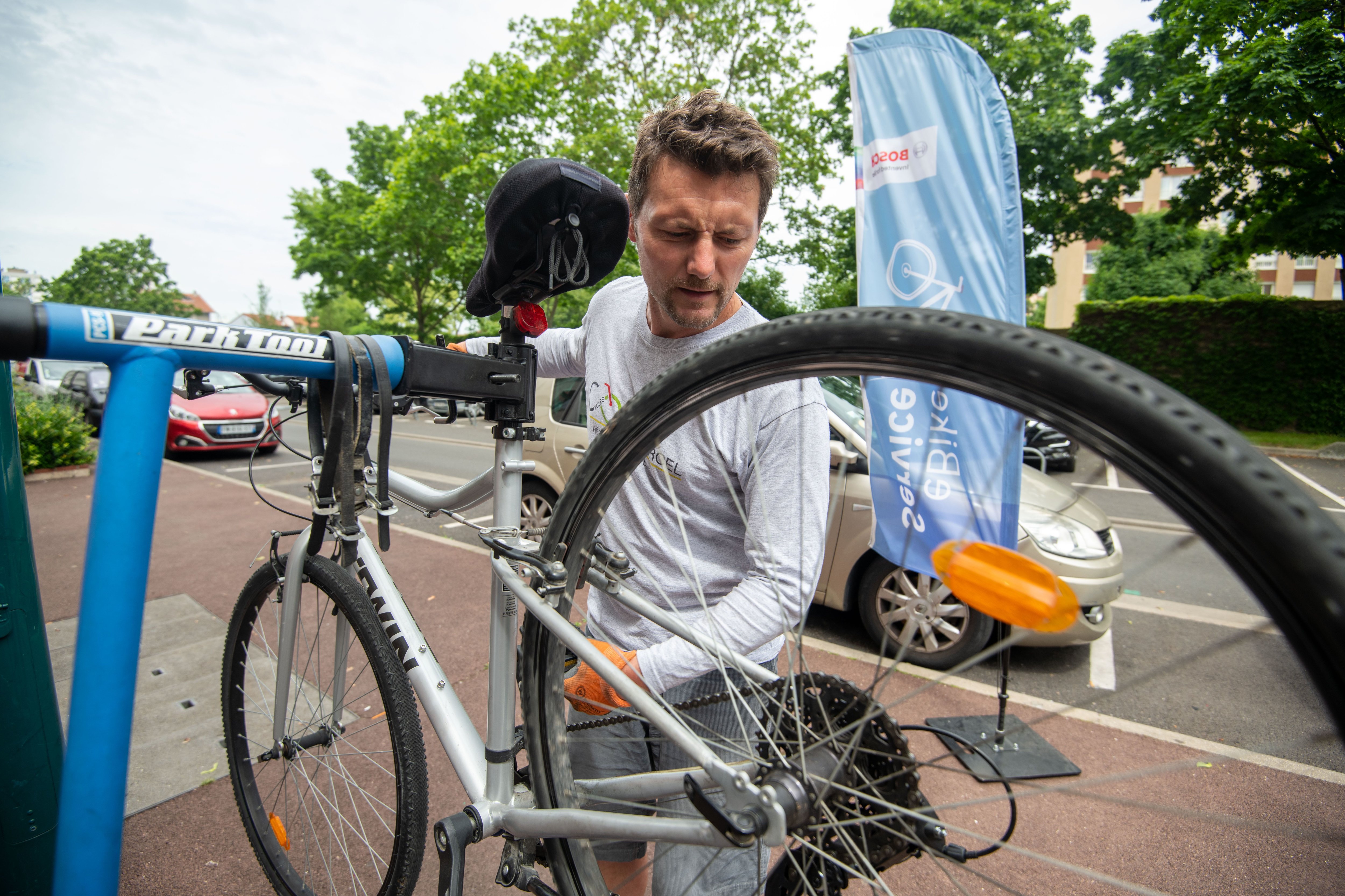 Gennevilliers (Hauts-de-Seine). Laurent Berthelier a ouvert son magasin de réparation de vélo Cycles Marcel dans le quartier du Fossé-de-l'Aumône. Sami Benyoucef