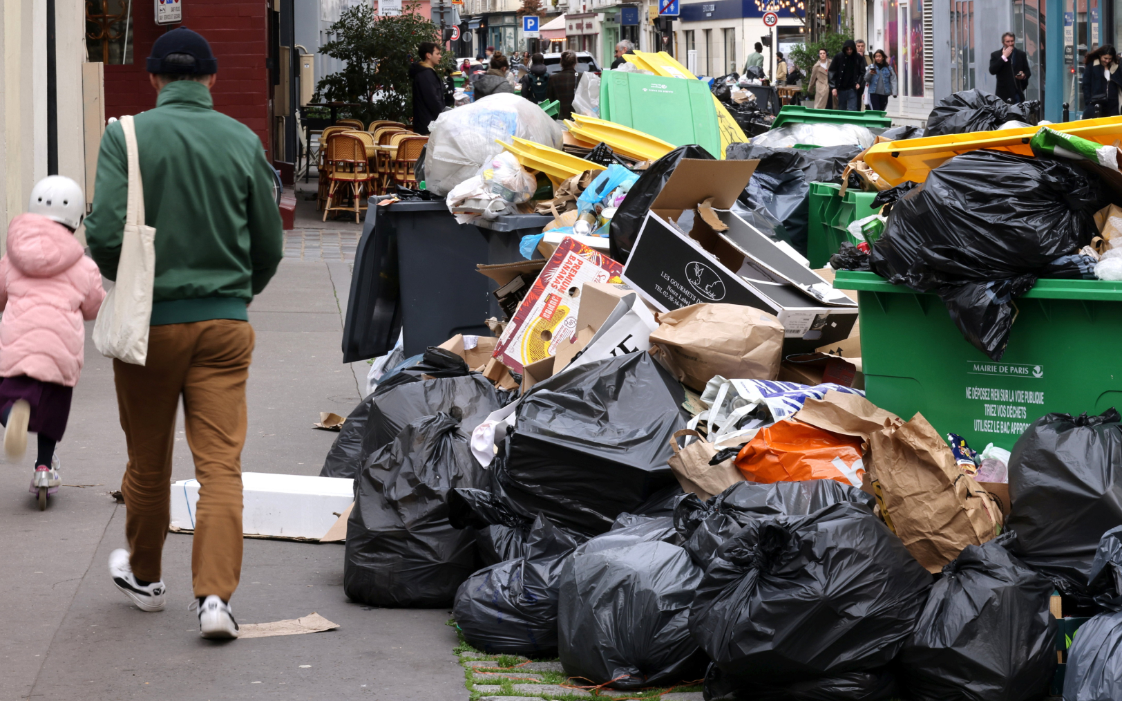 Les poubelles s’amoncellent à Paris depuis le 6 mars. LP/Delphine Goldsztejn