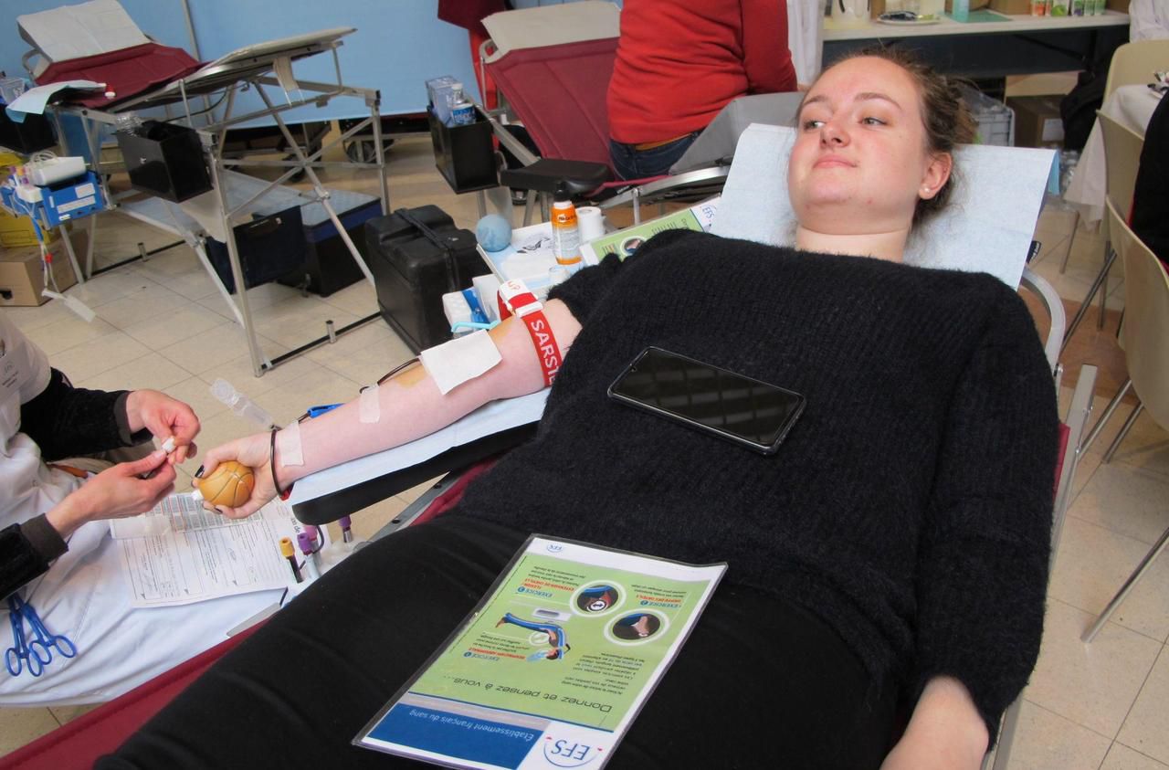 <b></b> Massy, le 2 janvier 2020. L’Établissement français du sang organise une collecte de début d’année au centre commercial Cora. Lucie, 21 ans, a donné pour la première fois.