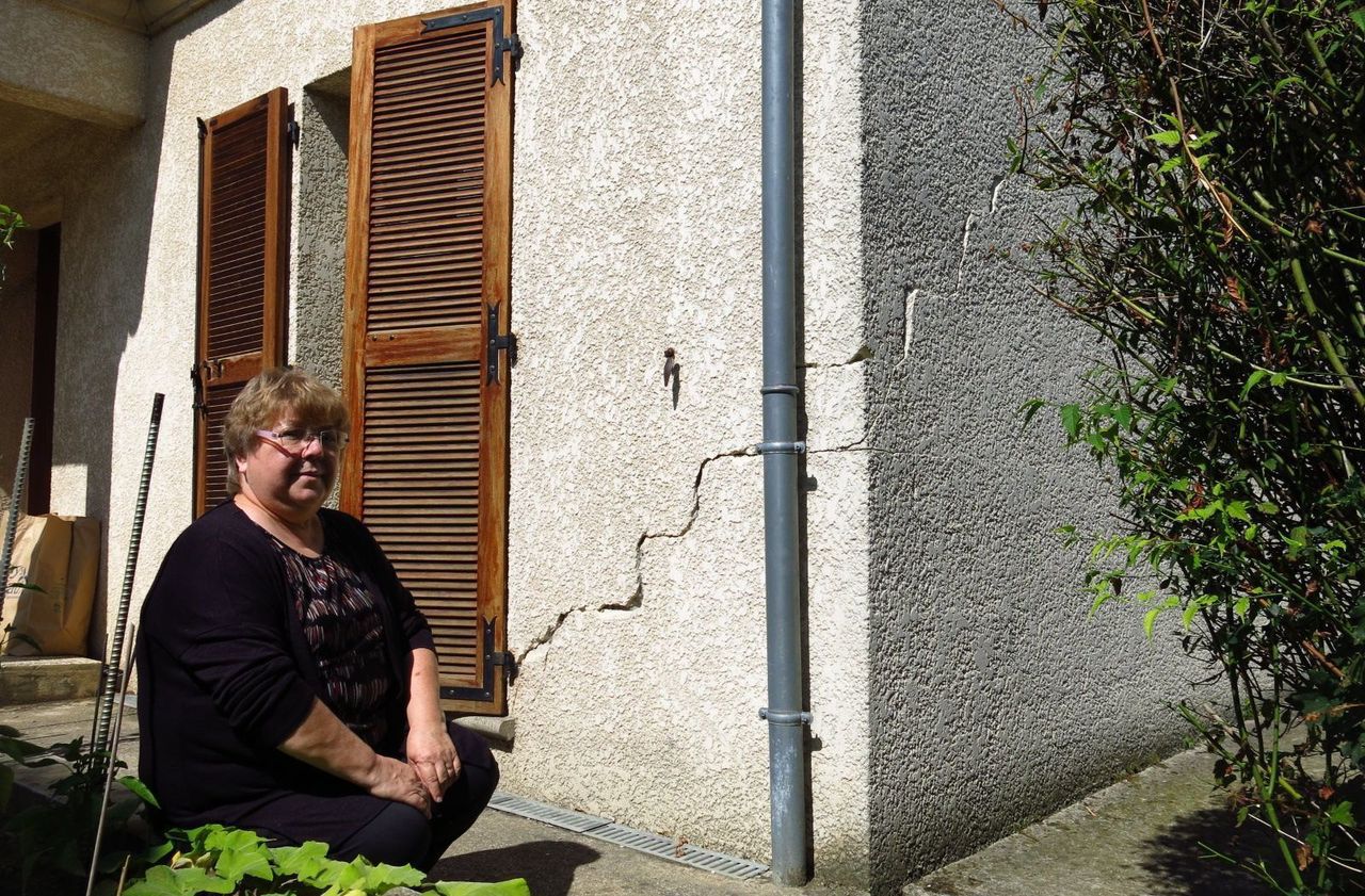 <b></b> Crégy-lès-Meaux, août 2019. Évelyne, habitante de Crégy-lès-Meaux en Seine-et-Marne, montre les différentes fissures qui lézardent sa maison.