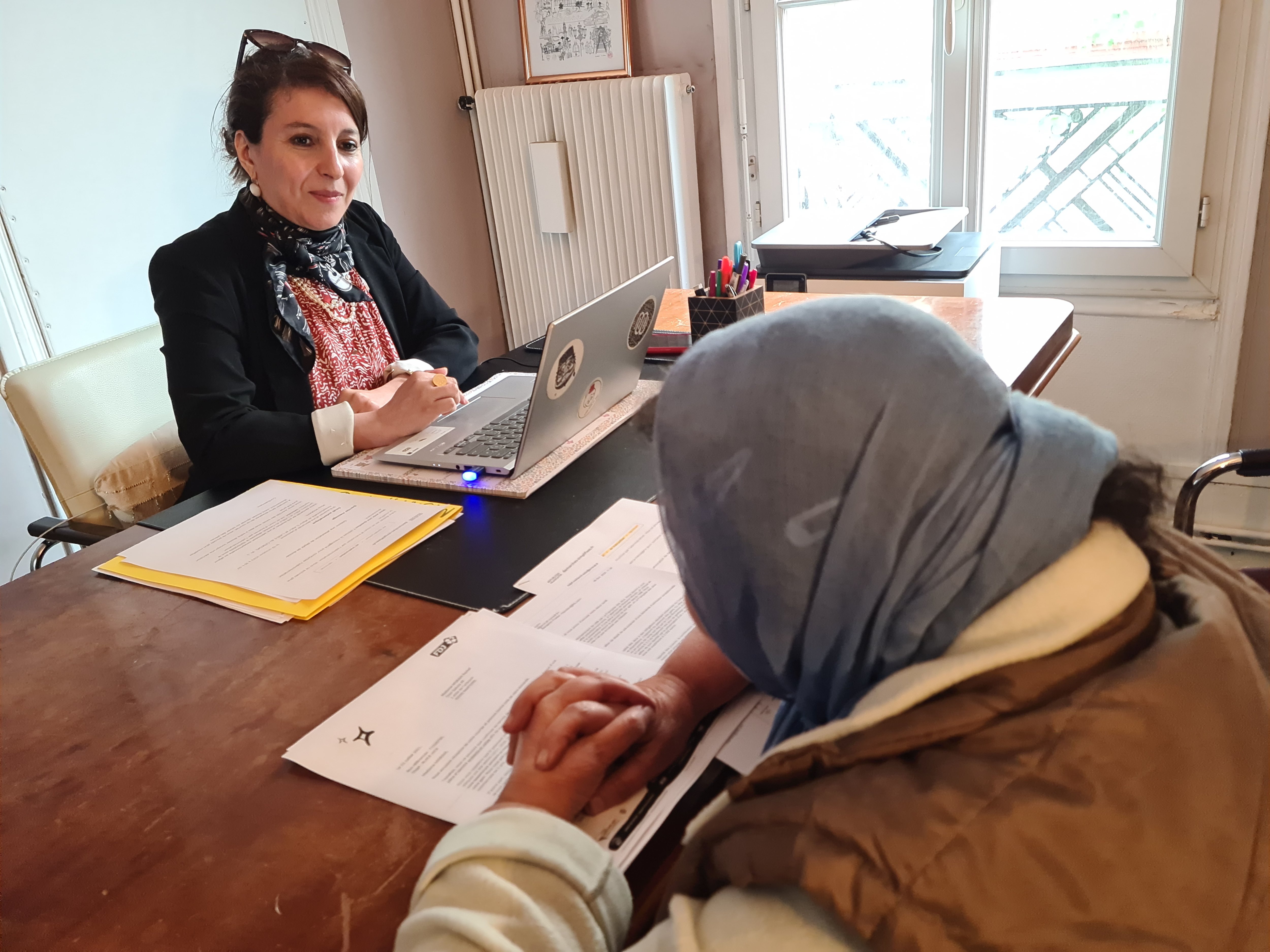 La Garenne-Colombes (Hauts-de-Seine), le 31 mai. Me Najet Azizi-Mehenni tente d'aider Rachel, 65 ans (de dos) à récupérer son gain. LP/Cindy Bonnaud