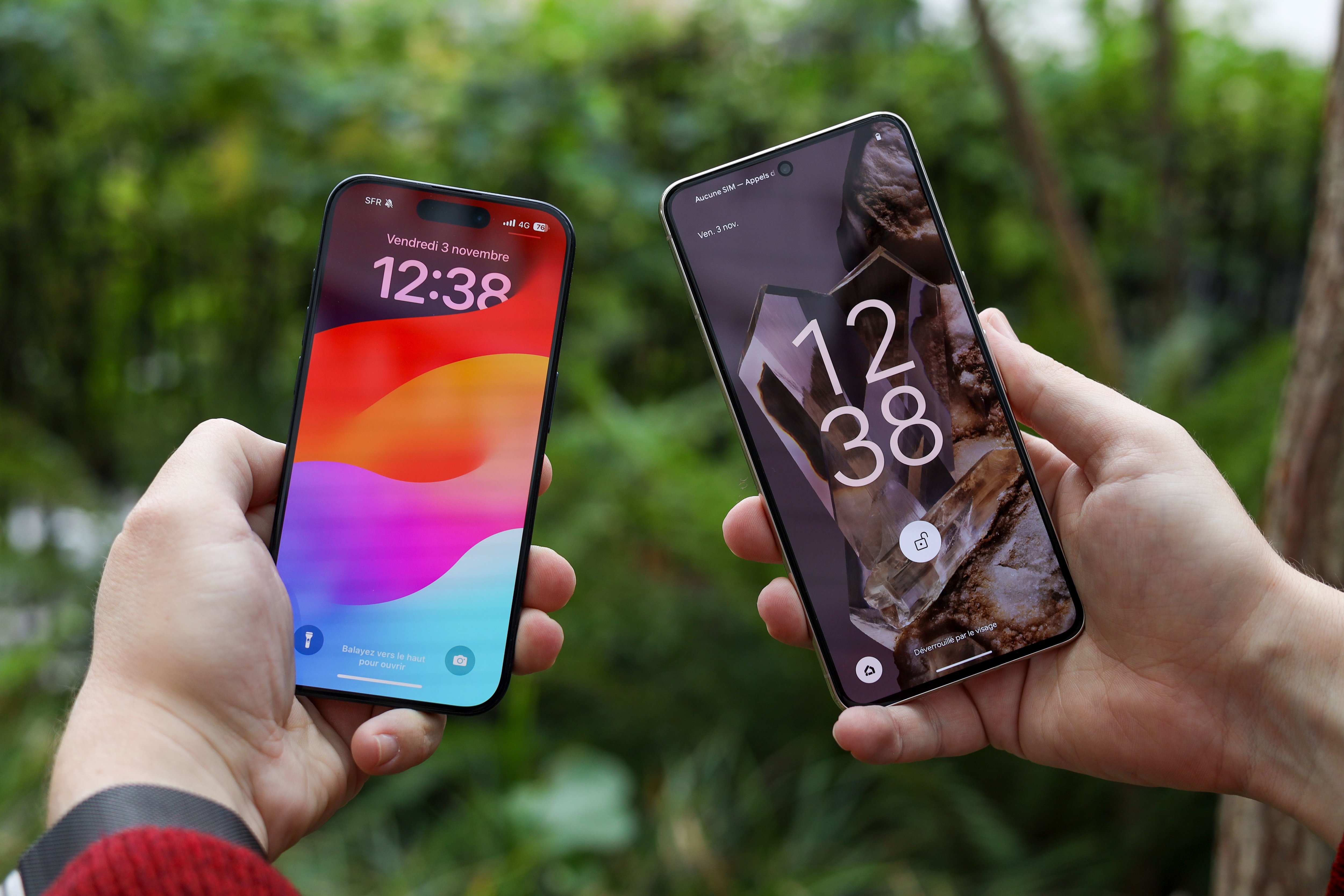 L'iPhone 15 Pro et le Google Pixel 8 Pro sont les deux poids lourds dans le marché du smartphone haut de gamme. LP/Emma Oliveras