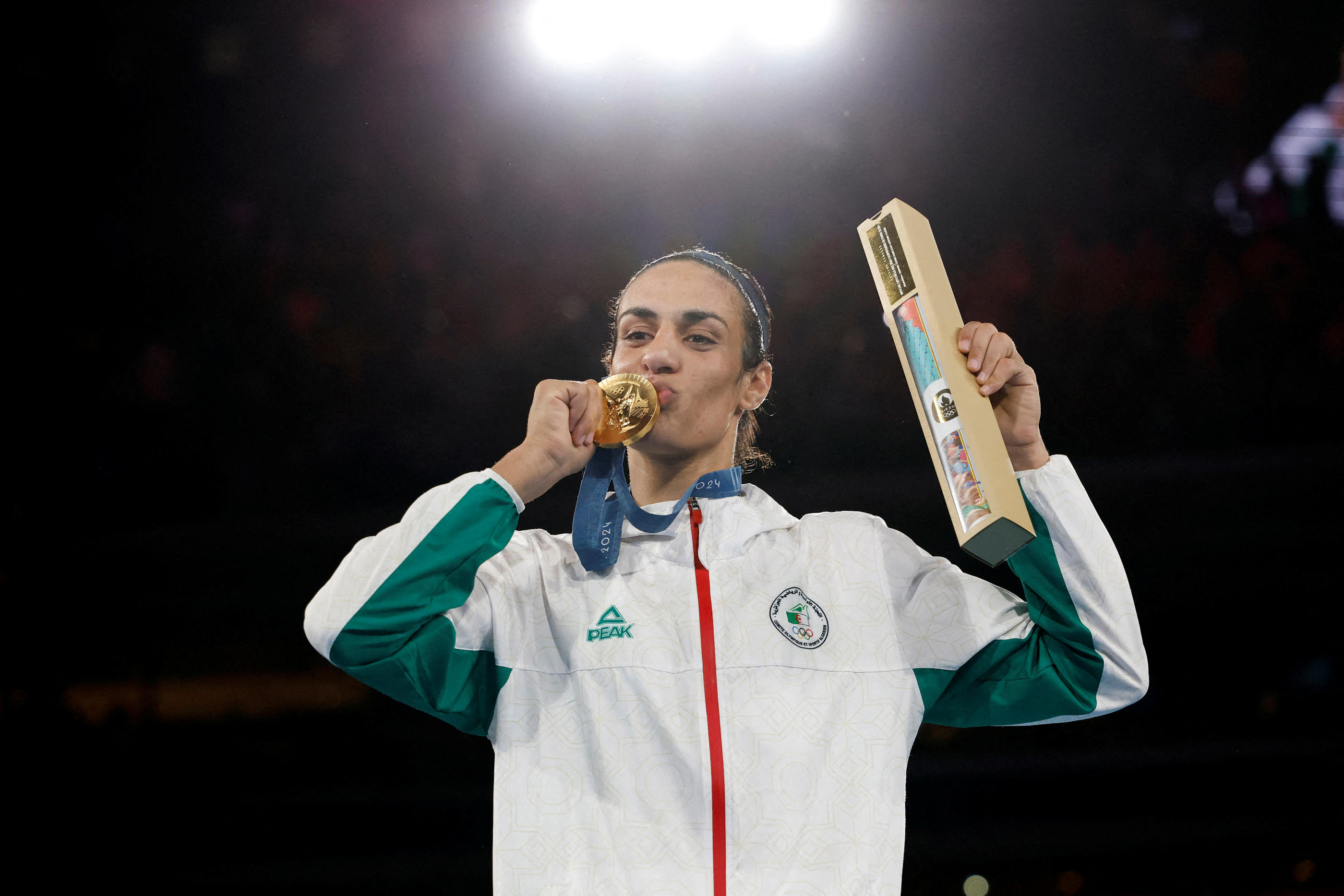 L'Algérienne Imane Khelif célèbre son titre olympique acquis vendredi soir à Roland-Garros. Reuters/Peter Cziborra