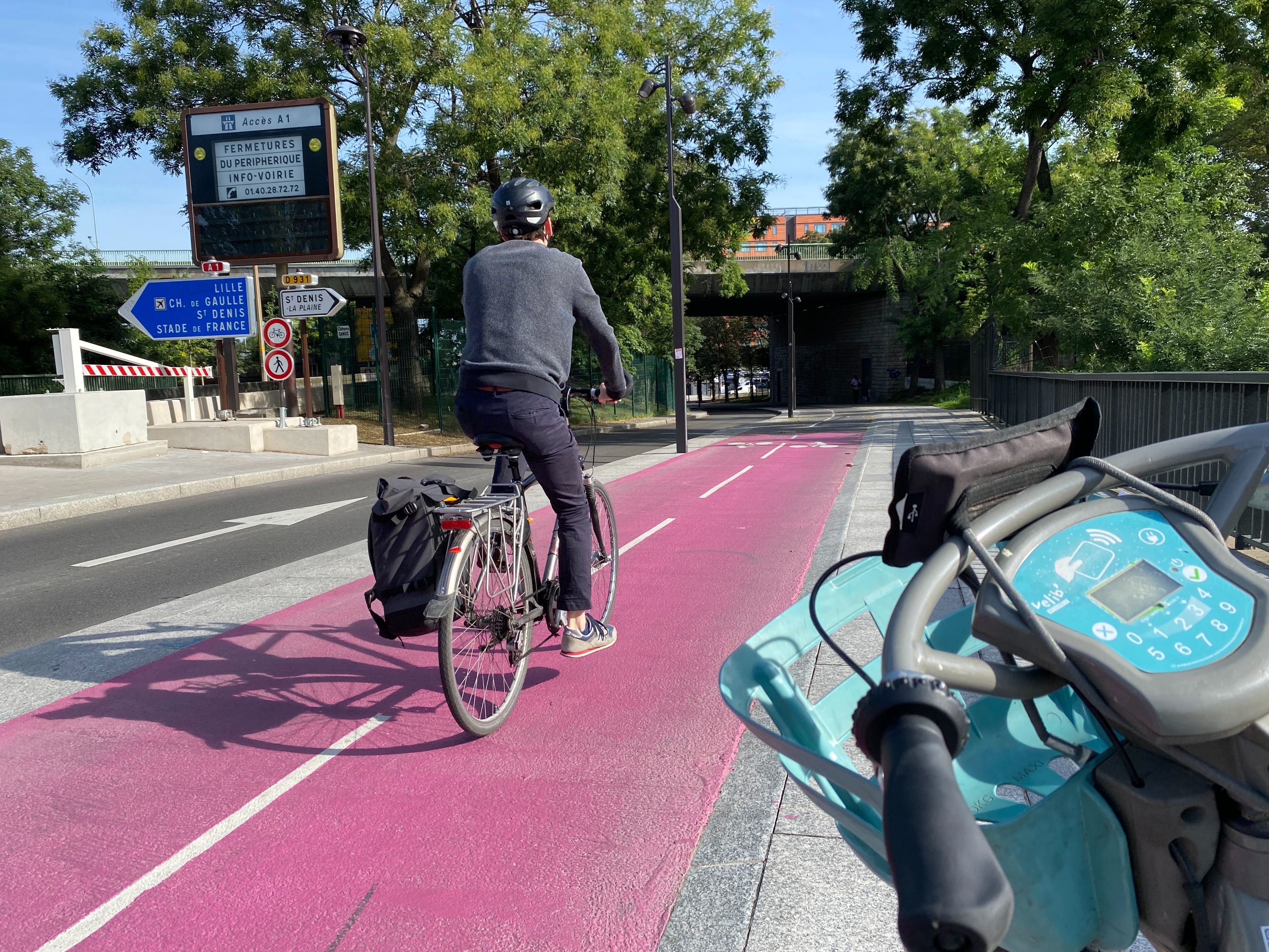 Paris (XVIIIe), le 21 août. Côté Paris, la piste cyclable s'arrête après le passage sous le périphérique. Les cyclistes se dirigeant vers Saint-Denis doivent repasser sur la chaussée à l'entrée de l'avenue du Président-Wilson. LP/Auguste Canier