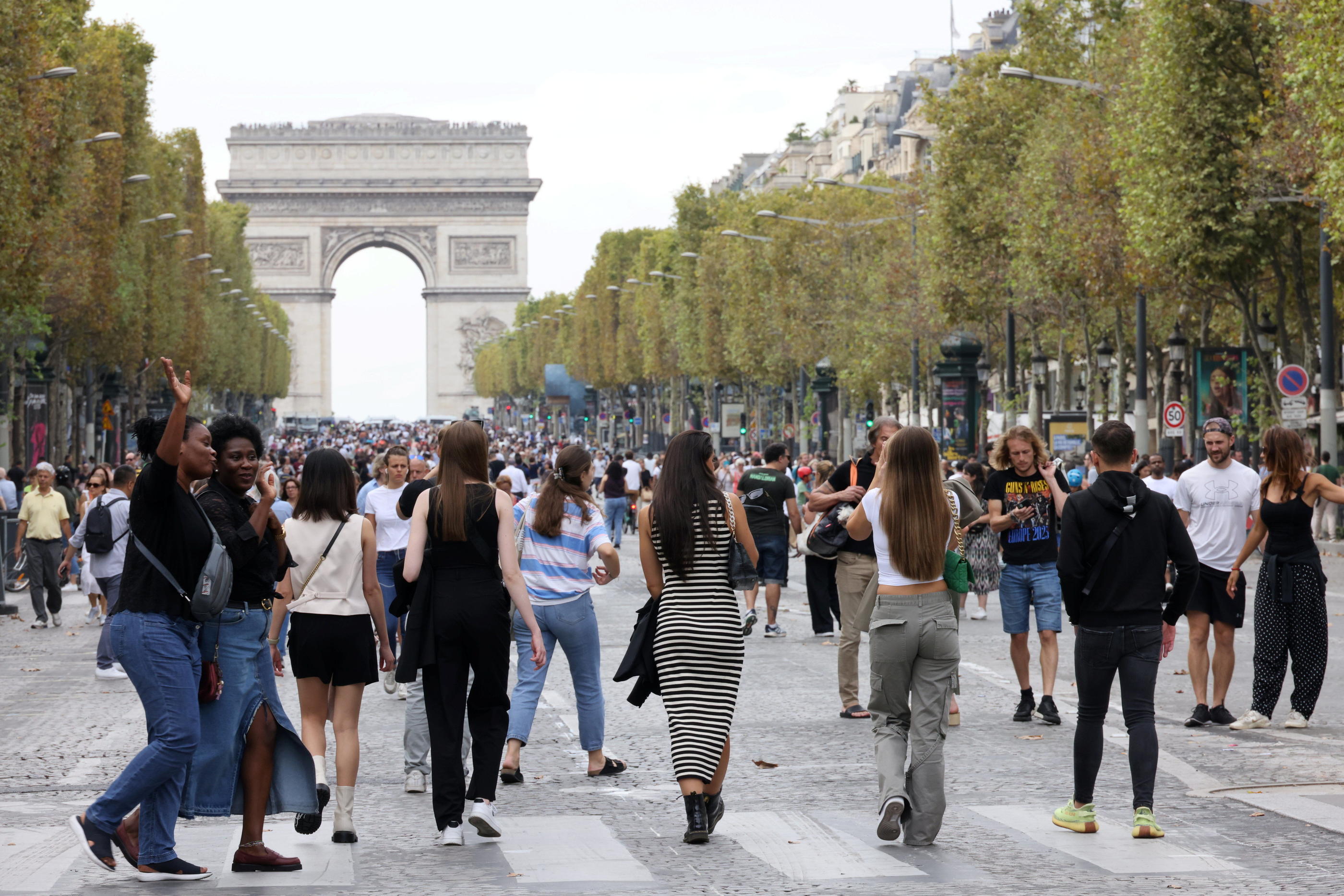 Les Champs-Elysées sont réservés aux piétons un dimanche par mois. Des dizaines d'animation sportives y seront proposées lors ce dimanche. LP/Delphine Goldsztejn