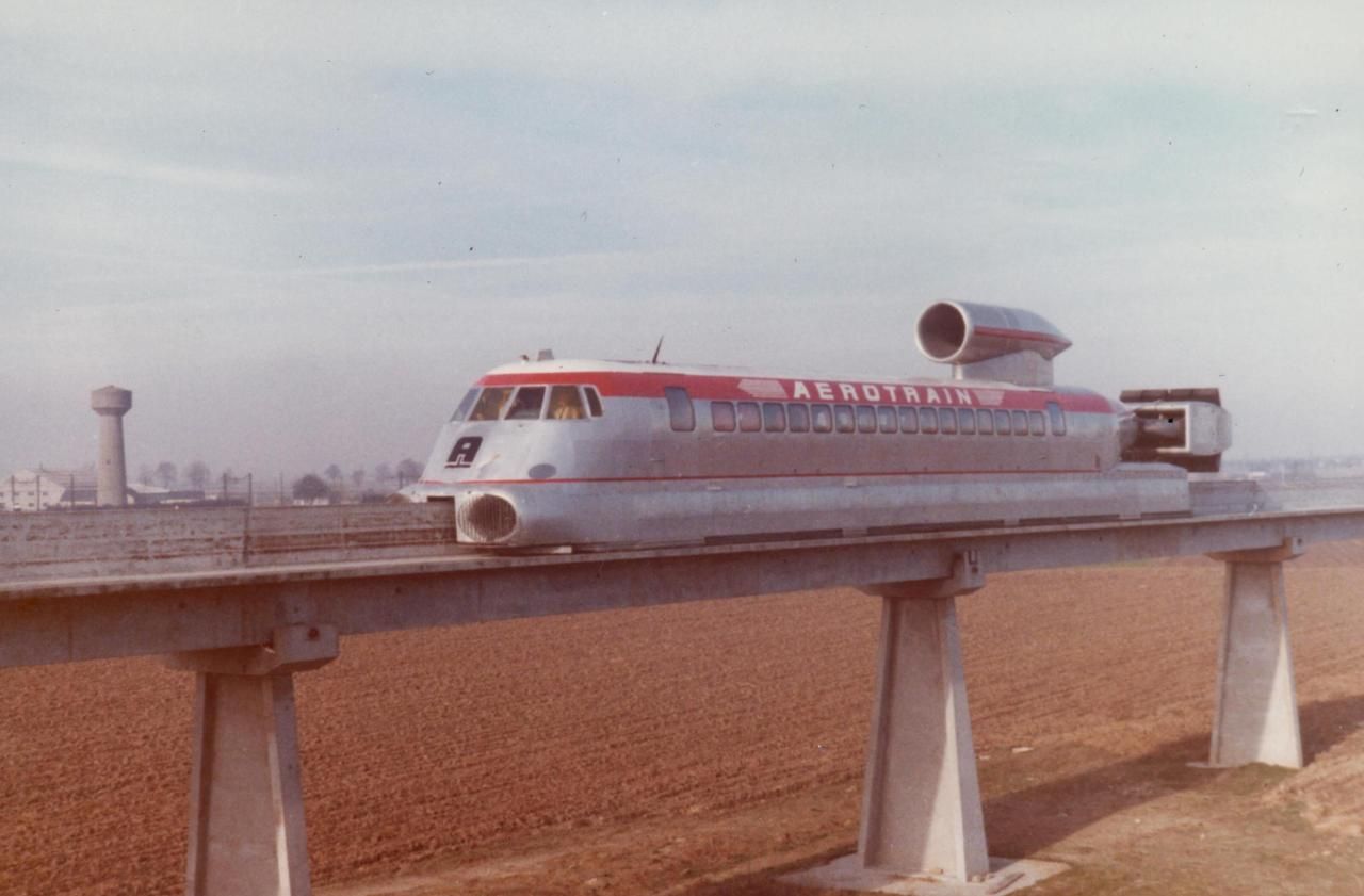 <b></b> L'aérotrain, testé durant plusieurs années, notamment à côté d'Orléans sur une voie expérimentale construite pour l'occasion, devait relier Cergy à La Défense (Hauts-de-Seine) en seulement dix minutes.