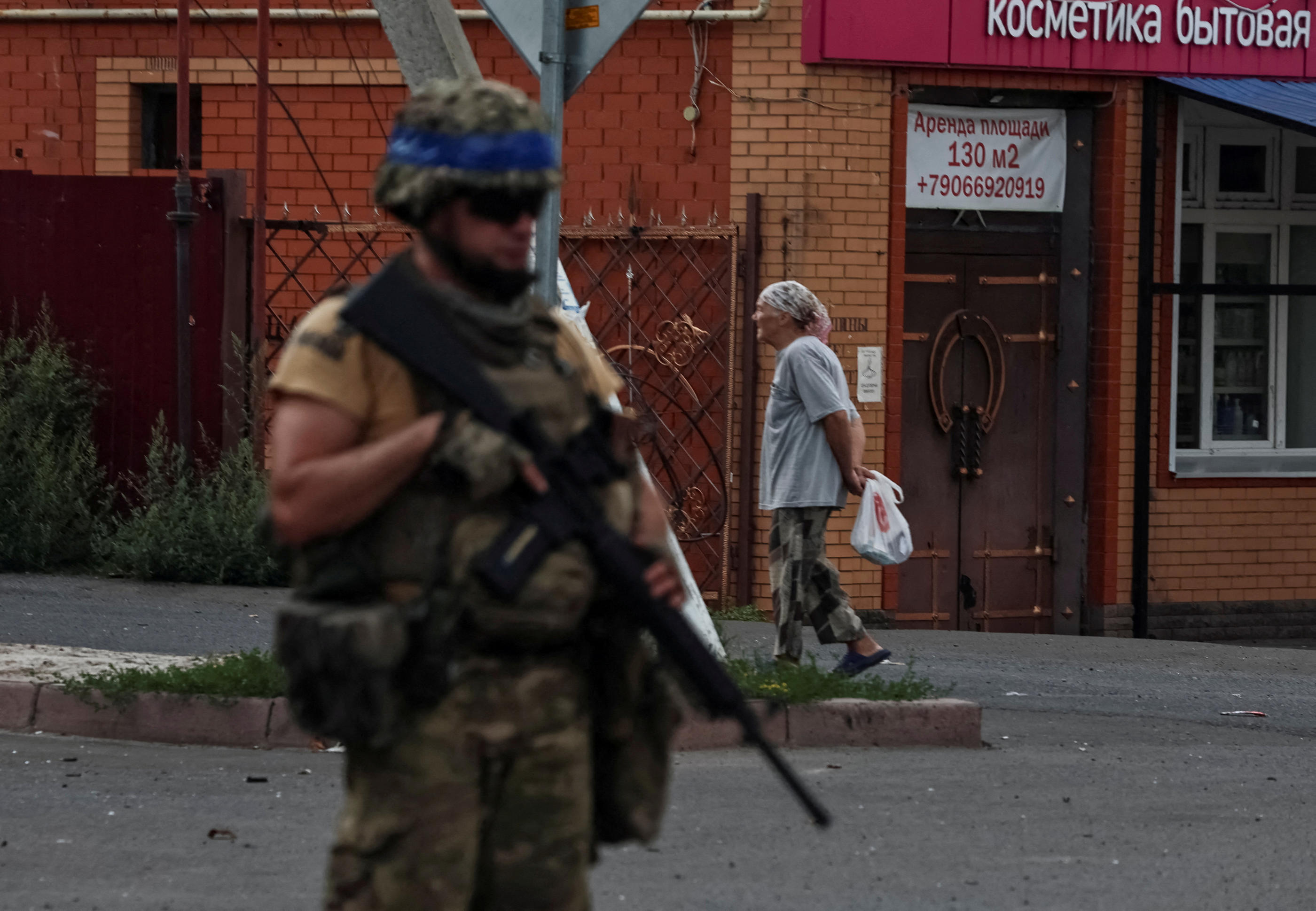 Un militaire ukrainien patrouille dans la ville de Sudzha, dans la région de Koursk, le 16 août dernier. REUTERS/Yan Dobronosov