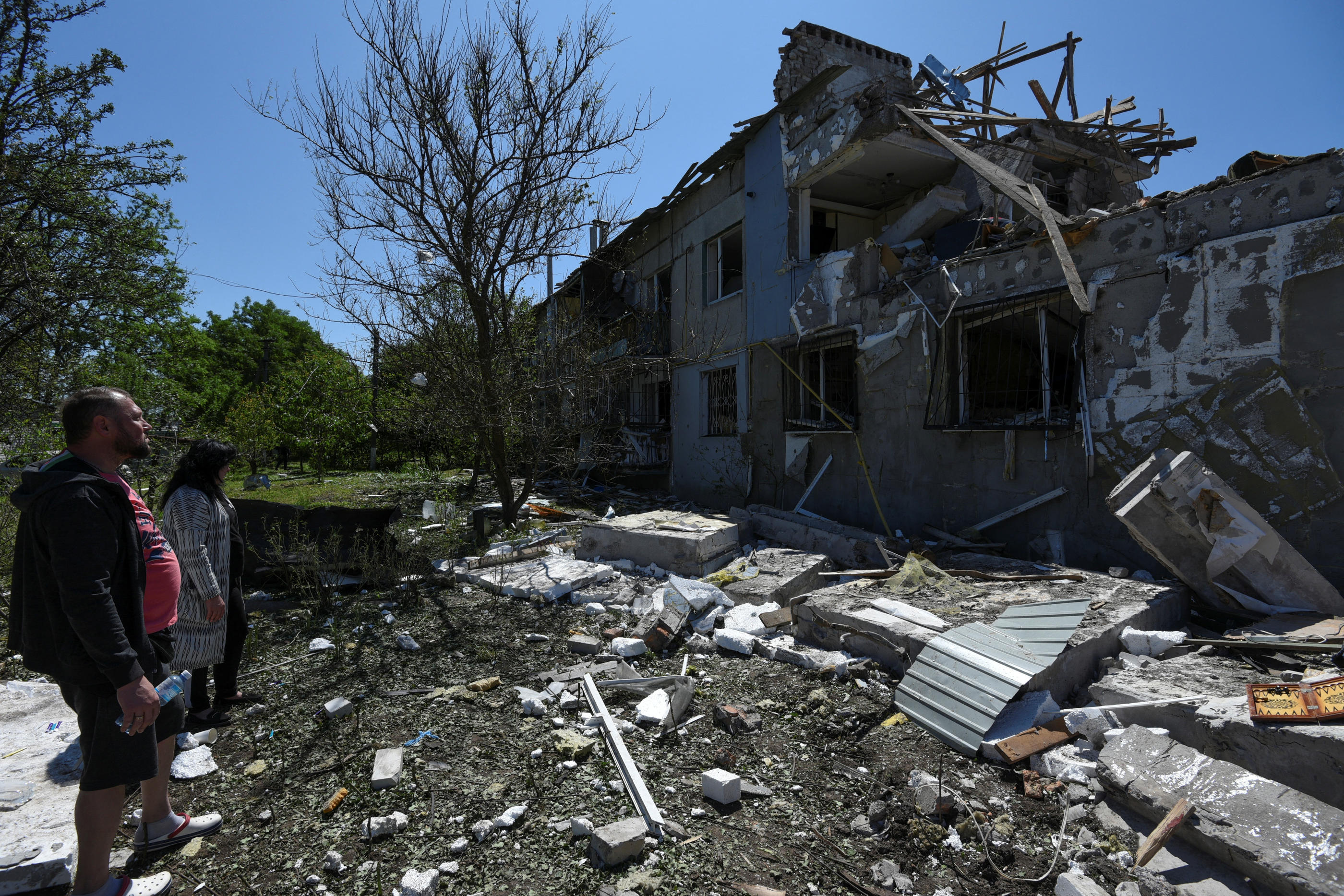 Plusieurs maisons ont été détruites par une frappe aérienne russe, ce samedi dans la région de Dnipro, située dans le centre de l'Ukraine. REUTERS/Mykola Synelnykov