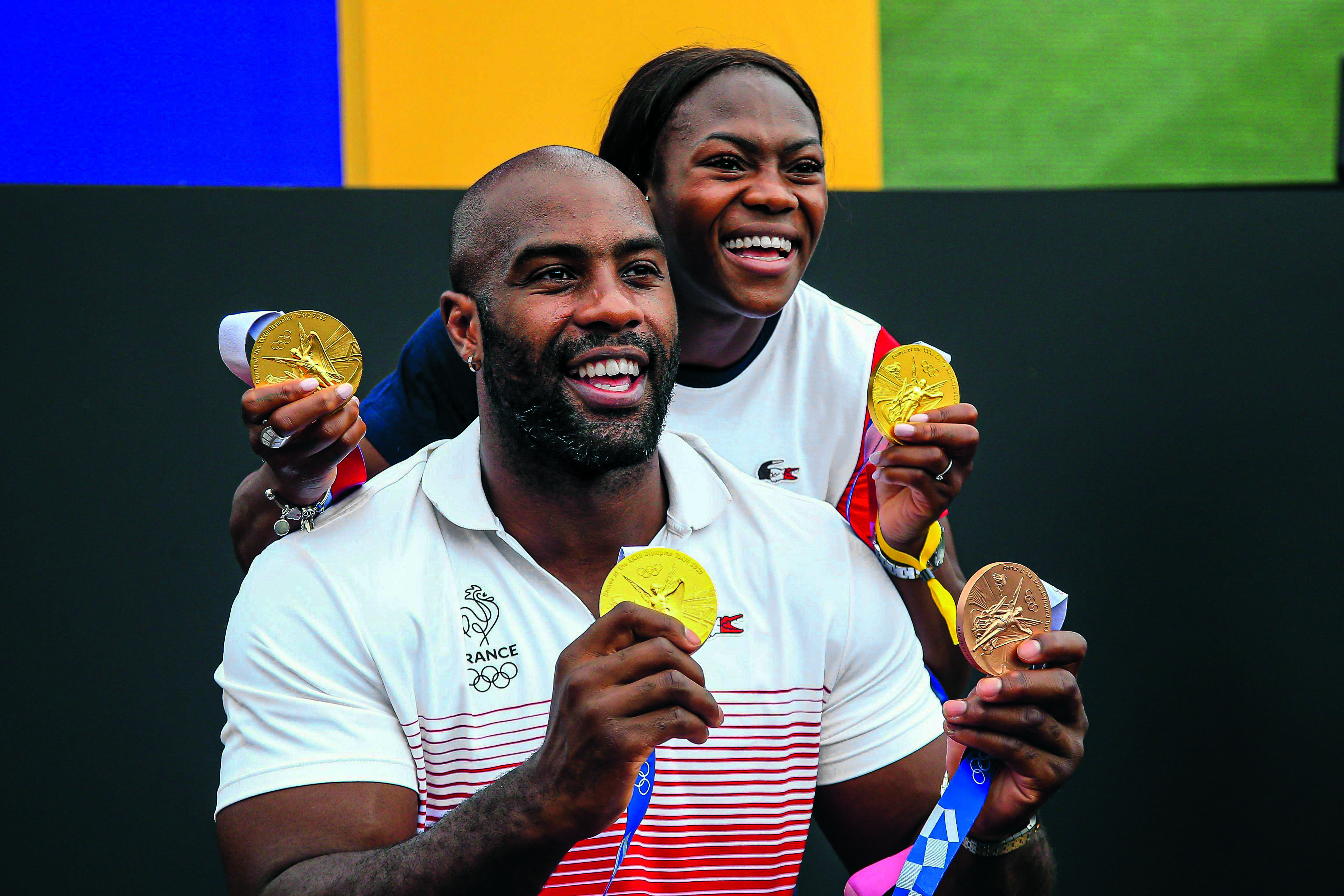 Teddy Riner et Clarisse Agbégnénou, les deux étoiles du judo tricolore, fiers des médailles rapportées de Tokyo, en 2021, en individuel et par équipe.