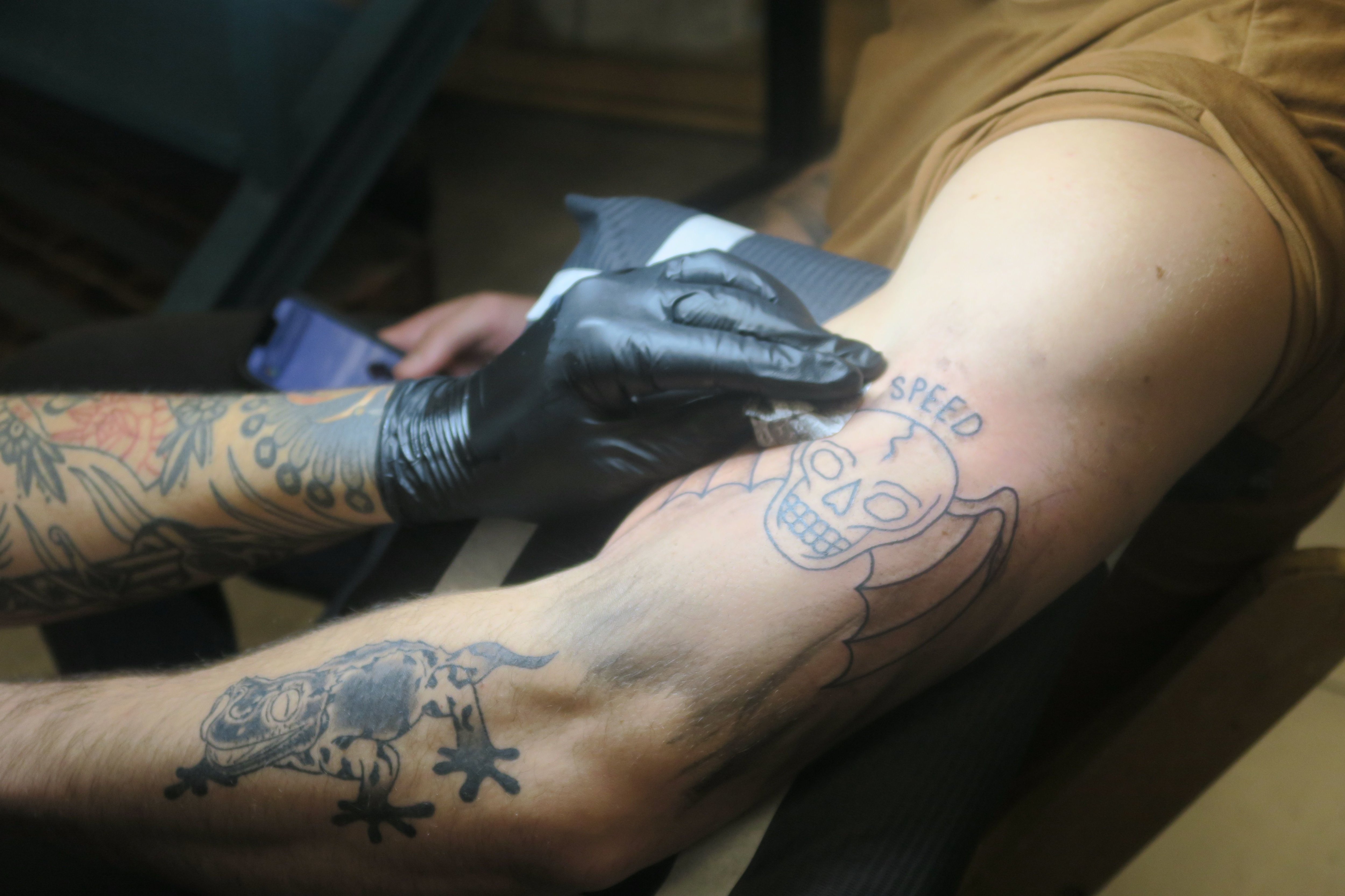 Tel Aviv (Israël), le 13 novembre 2023. Comme de nombreux Israéliens, Tamir, 23 ans, se fait tatouer un dessin en lien avec les massacres du 7 octobre. Lui-même est un rescapé. LP/Robin Korda