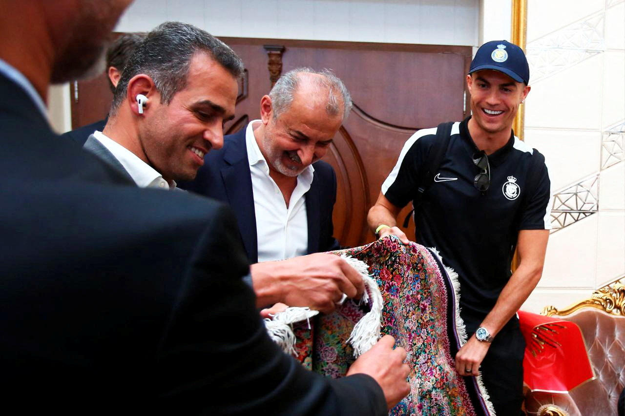En déplacement à Téhéran avec son équipe d'Al-Nassr, Cristiano Ronaldo s'est vu offrir un tapis par le président du club adverse, le Persepols FC. (Handout via REUTERS)
