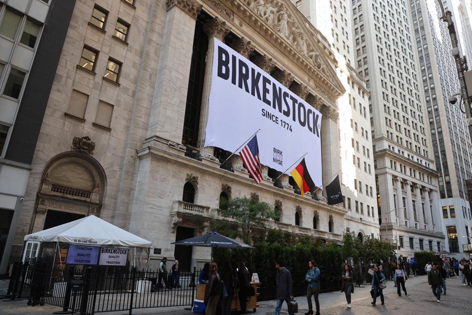 Le 11 octobre 2023, une gigantesque banderole a été déployée sur la façade de la bourse de New York pour l’introduction de Birkenstock sur le marché. Abaca/Charles Guerin