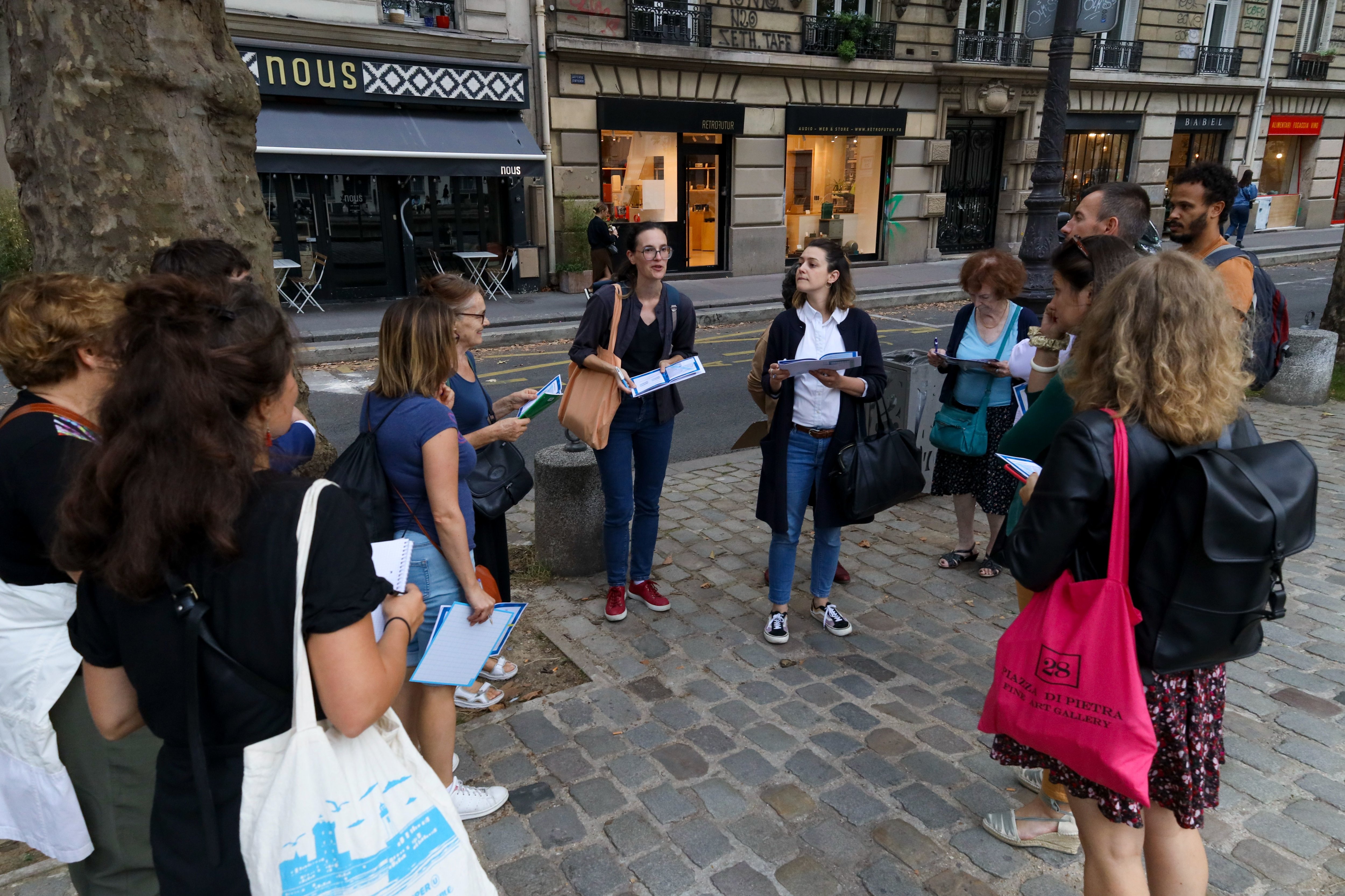 Paris, le 29 septembre. La marche exploratoire intitulée « Genre et espace public », organisée le long du canal Saint-Martin, a réuni une quinzaine de participants, principalement des femmes. LP/Emma Oliveras