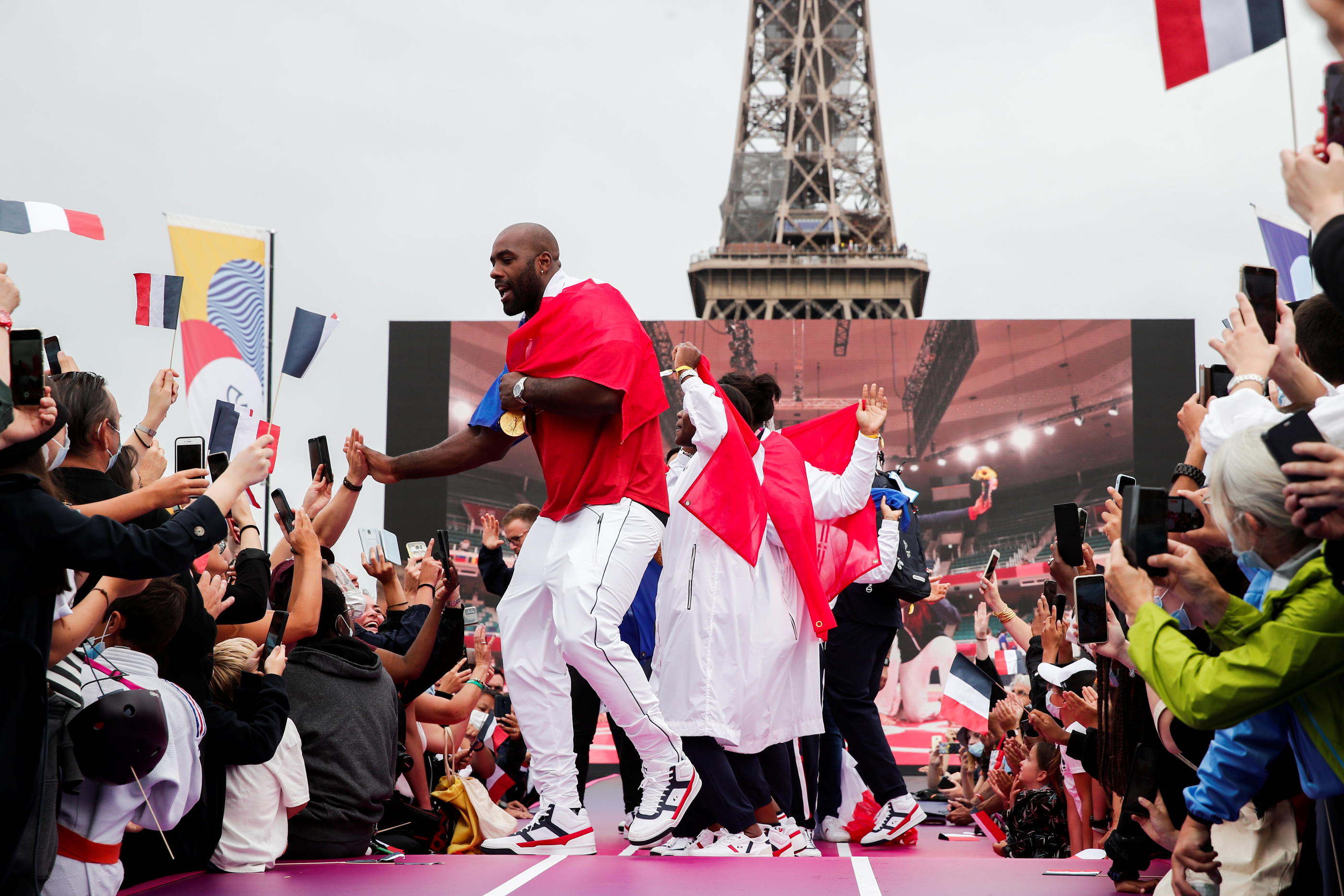 Paris, jardins du Trocadéro (XVIe), le 2 août 2021. Comme lors de leur retour de Tokyo, les médaillés (ici le judoka Teddy Riner) des prochains Jeux olympiques défileront devant le public parisien l'été prochain. Reuters/Benoit Tessier