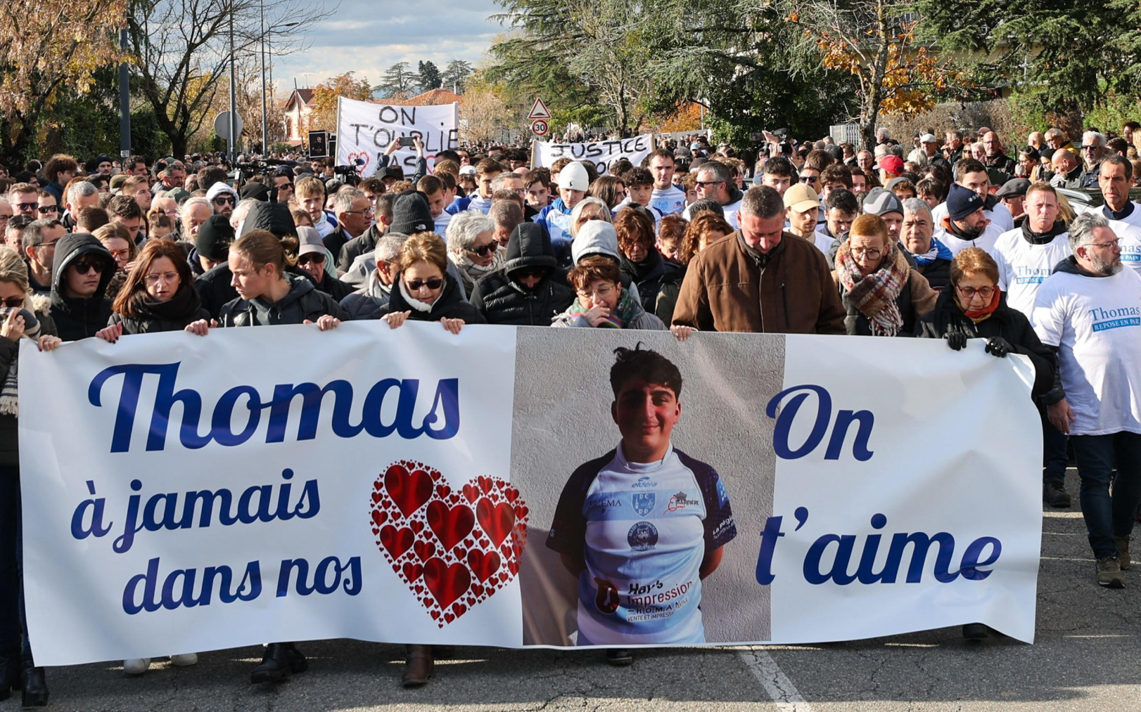 Le 22 novembre dernier, plusieurs milliers de personnes ont rendu hommage à Thomas Perotto dans les rues de Romans-sur-Isère (Drôme), tué à l’arme blanche dans la nuit du 18 au 19 novembre, à Crépol. PhotoPQR/Le Dauphiné/Fabrice Hebrard