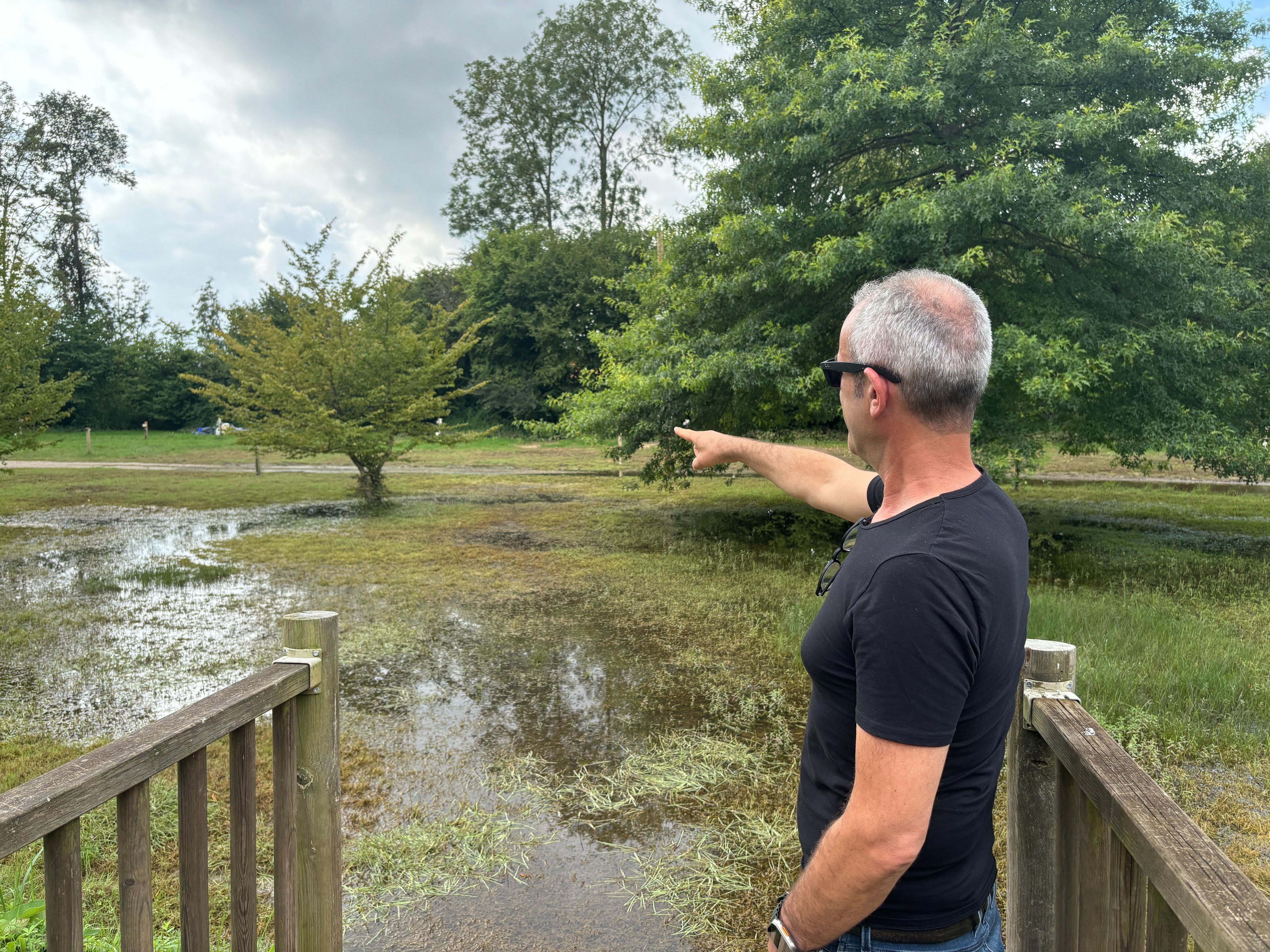 Crécy-la-Chapelle (Seine-et-Marne), mercredi 14 août 2024. « J’étais bien loin de m’imaginer que la zone pouvait être inondée l’été », explique Philippe Wawer, le gérant du Country Park. LP/Cécilia Leriche