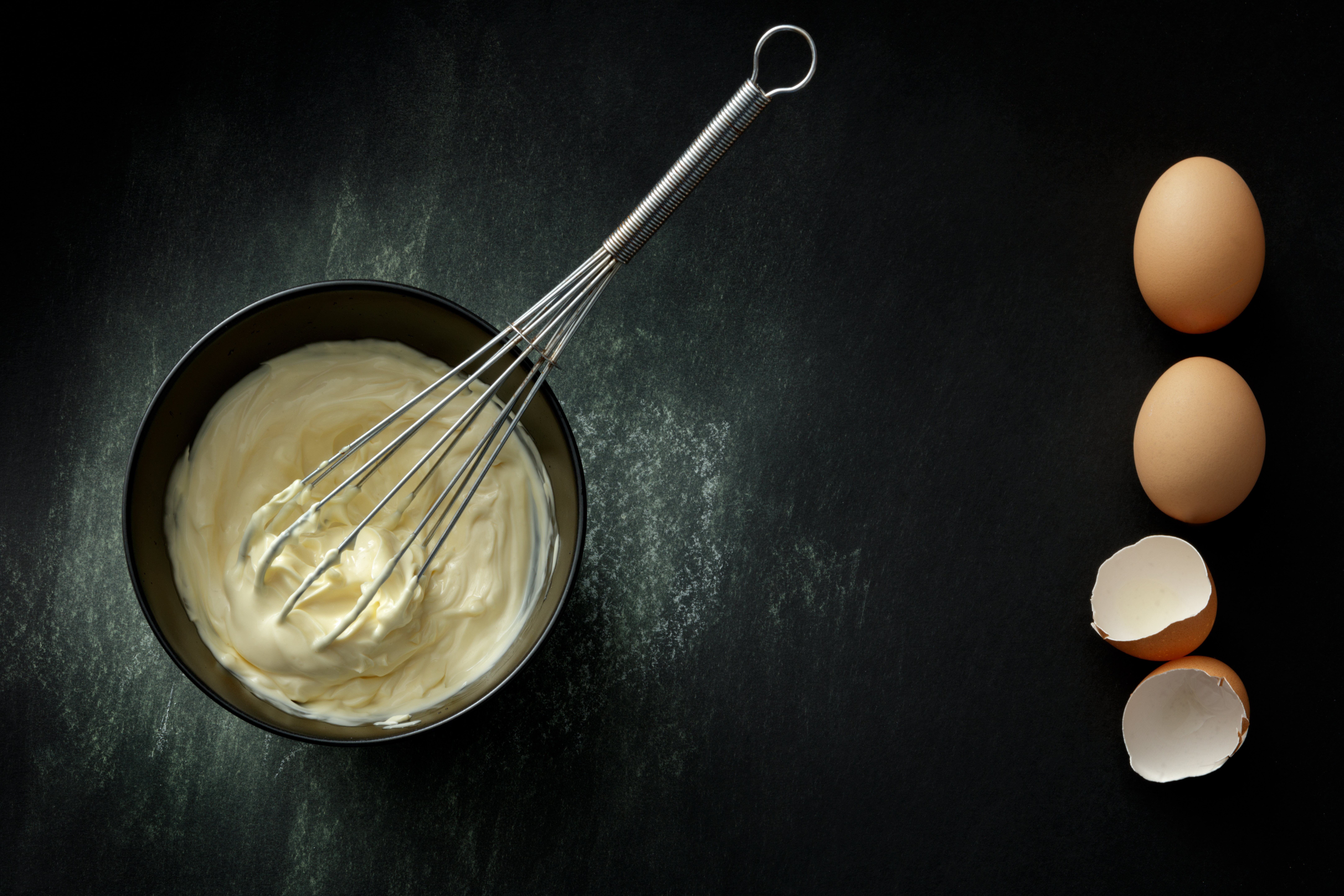 Si la mayonnaise ne monte pas, c’est qu’il y a trop d’huile. Il faut donc en enlever et appeler la moutarde à la rescousse. Photo Istock