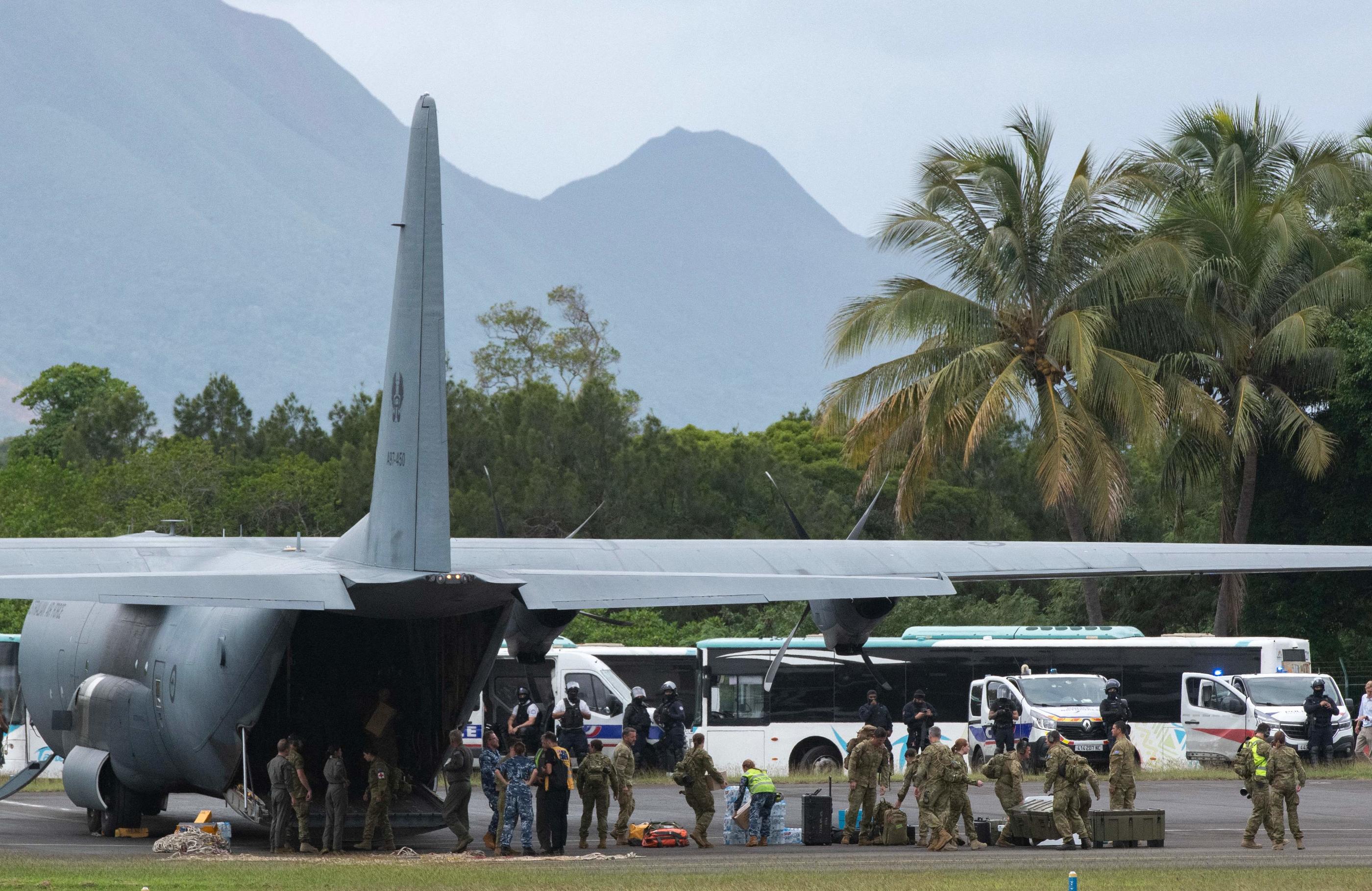 Un avion C-130 Hercules de la Royal Australian Air Force se prépare à évacuer des ressortissants depuis l'aéroport de Nouméa-Magenta, en Nouvelle-Calédonie, mardi 21 mai. AFP/ Delphine Mayeur