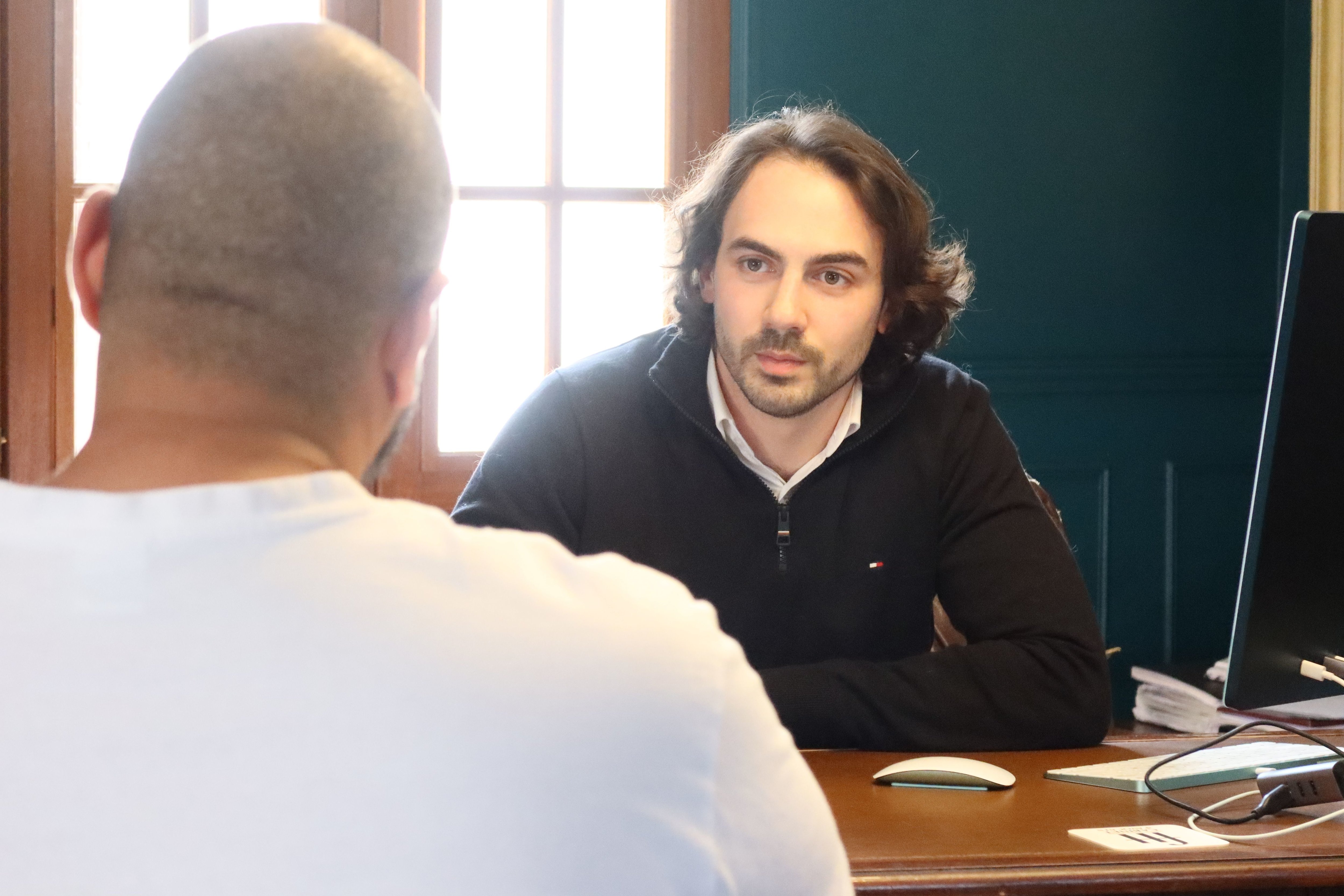 Maffliers (Val-d'Oise). Me Nicolas Oudet avec son client, Hocine, mis en examen. Des parents se seraient plaints de complications après la circoncision de leur enfant. LP/T.C.