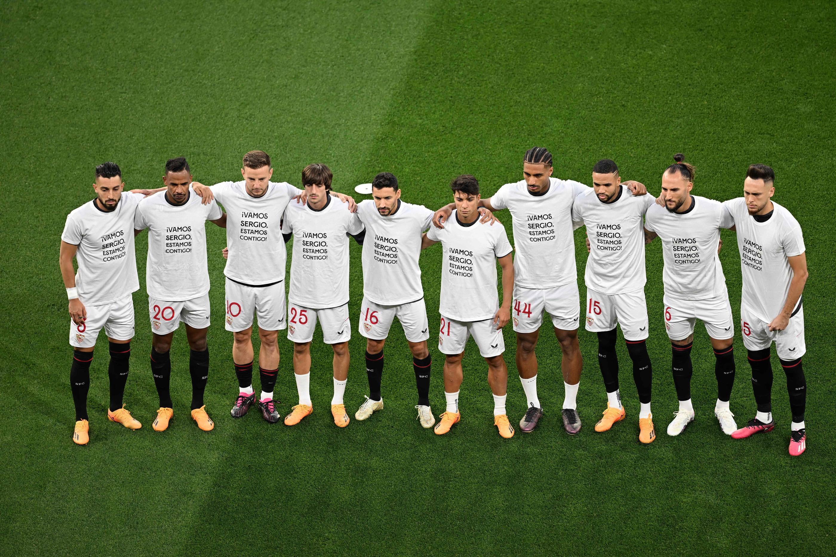 Les joueurs de Séville posent pour une photo de groupe, avec un message au gardien espagnol Sergio Rico, lors de la finale de la Ligue Europa entre le FC Séville et l'AS Roma à Budapest, Photo Ferenc ISZA / AFP