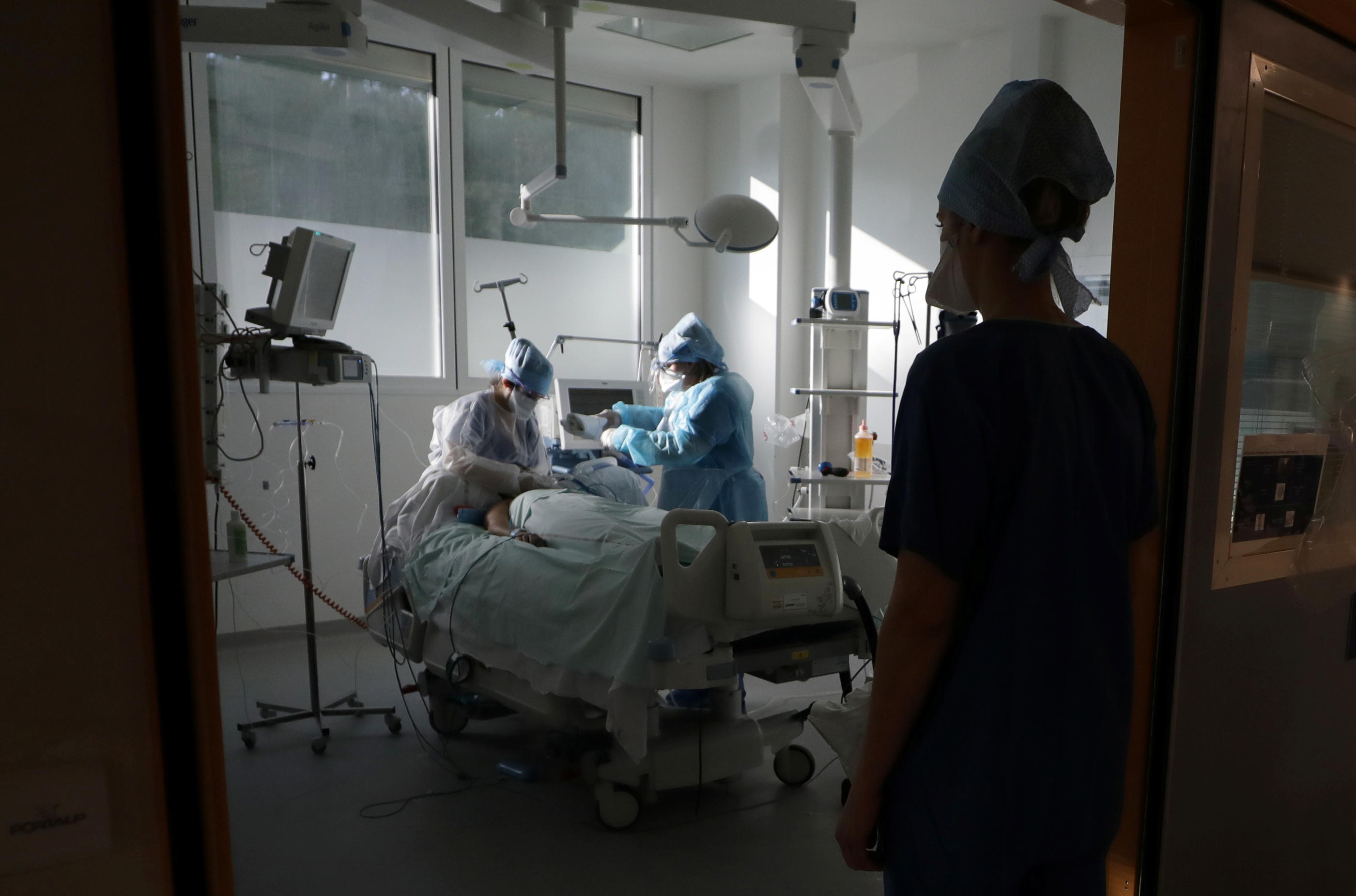Marseille, le 8 février 2021. Des membres du personnel médical travaillent dans l'unité de soins intensifs réservée aux malades du Covid à l'hôpital de la Timone.