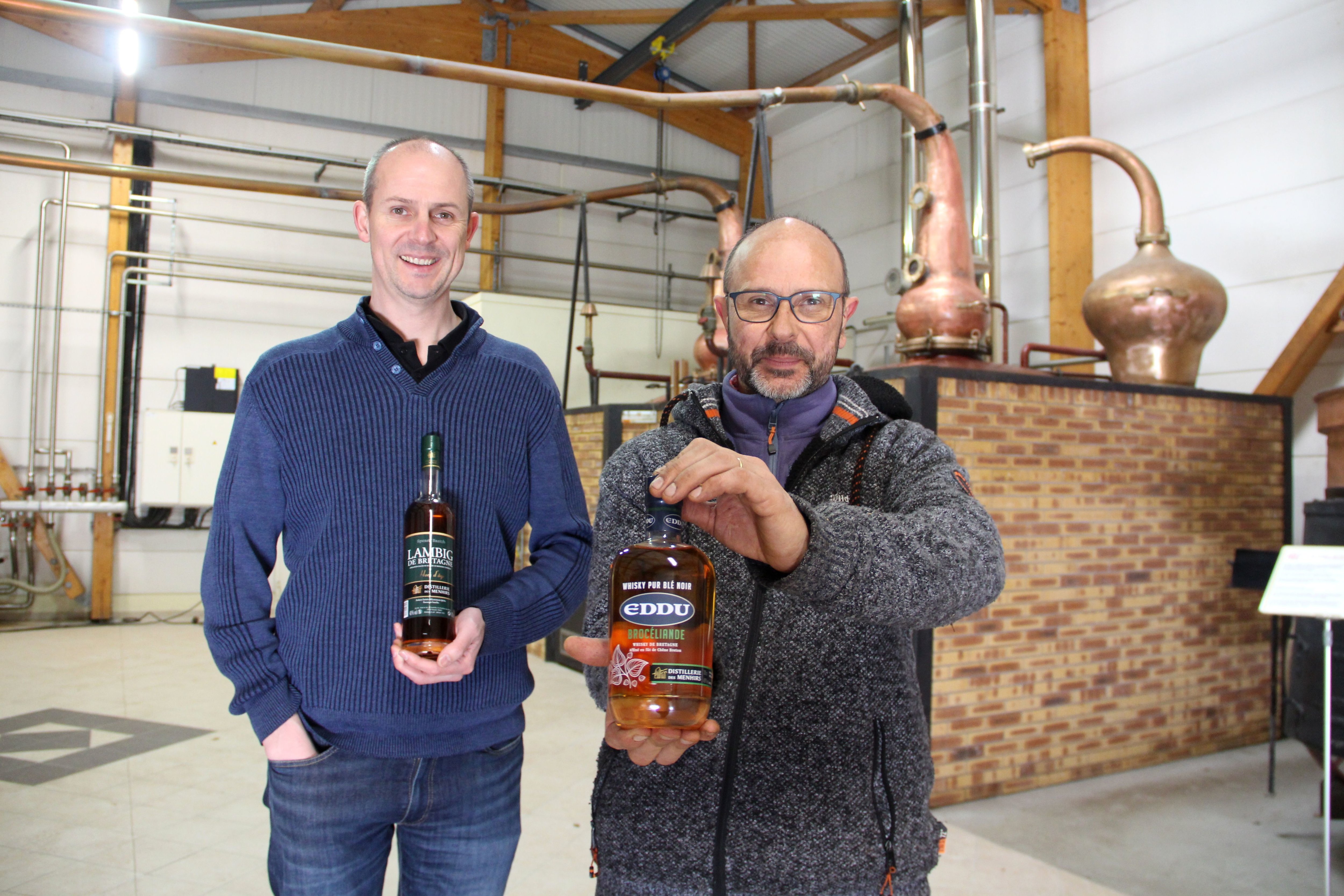 Loïg et Erwan Le Lay, deux des trois frères gérants de la distillerie des Menhirs, à Plomelin. LP/Nora Moreau