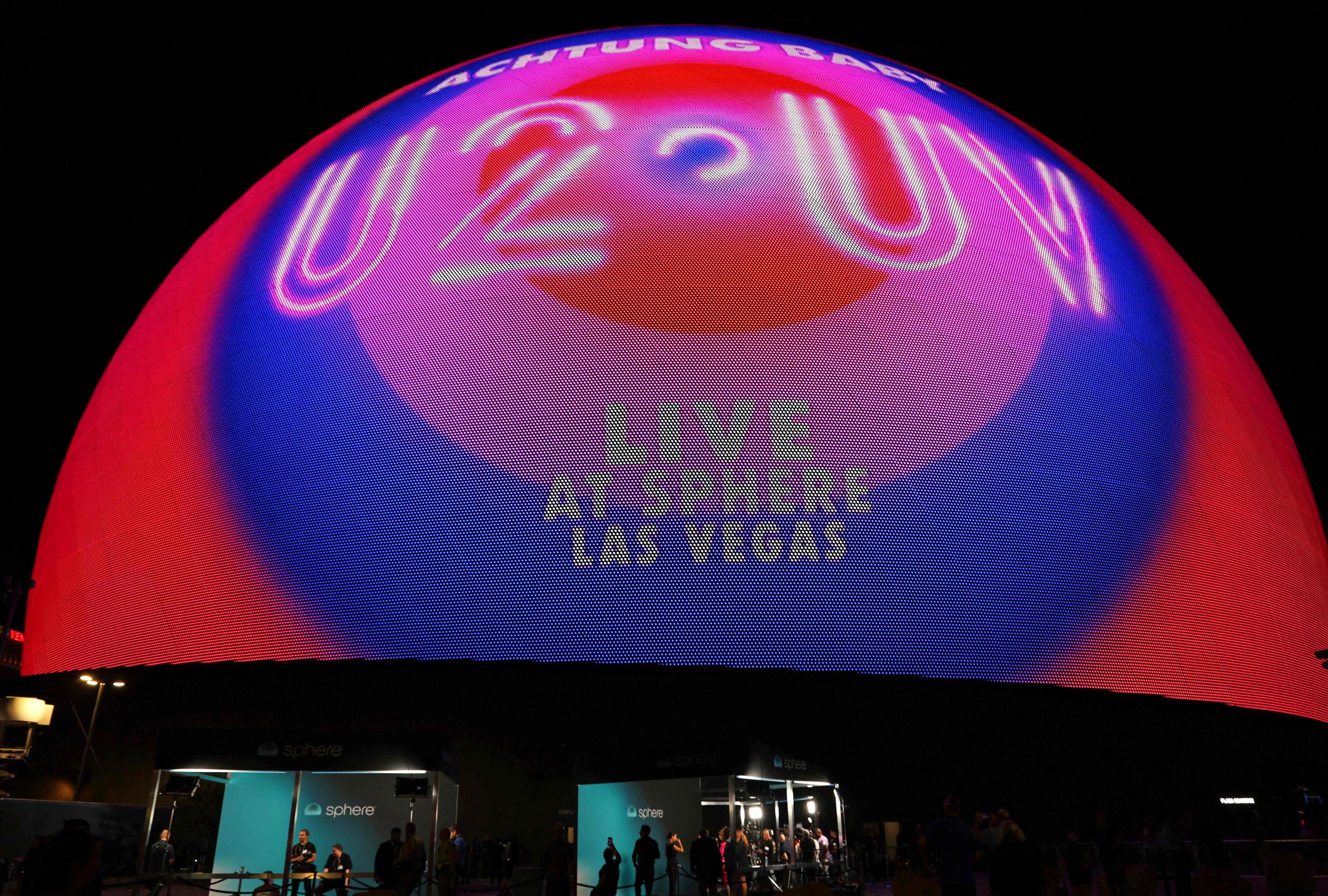 Depuis Las Vegas où il est en concert dans The Sphere, un spectaculaire nouvelle salle, U2 a envoyé son soutien au XV de Trèfle qui défie les All Blacks ce samedi soir en quart de finale de la Coupe du monde. Photo AFP/Ronda Churchill