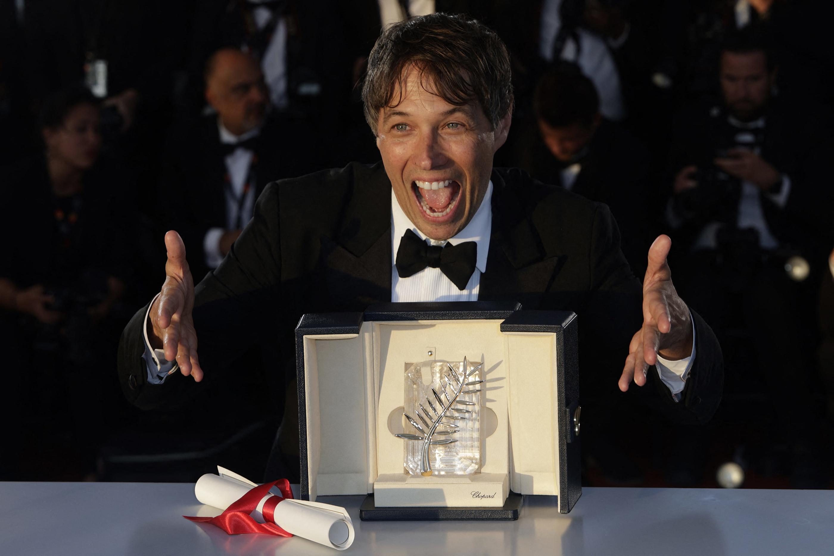 «C’est incroyable», Sean Baker semblait ne pas en revenir lui-même après avoir remporté samedi à Cannes la Palme d'or pour «Anora». EPA-EFE/GUILLAUME HORCAJUELO