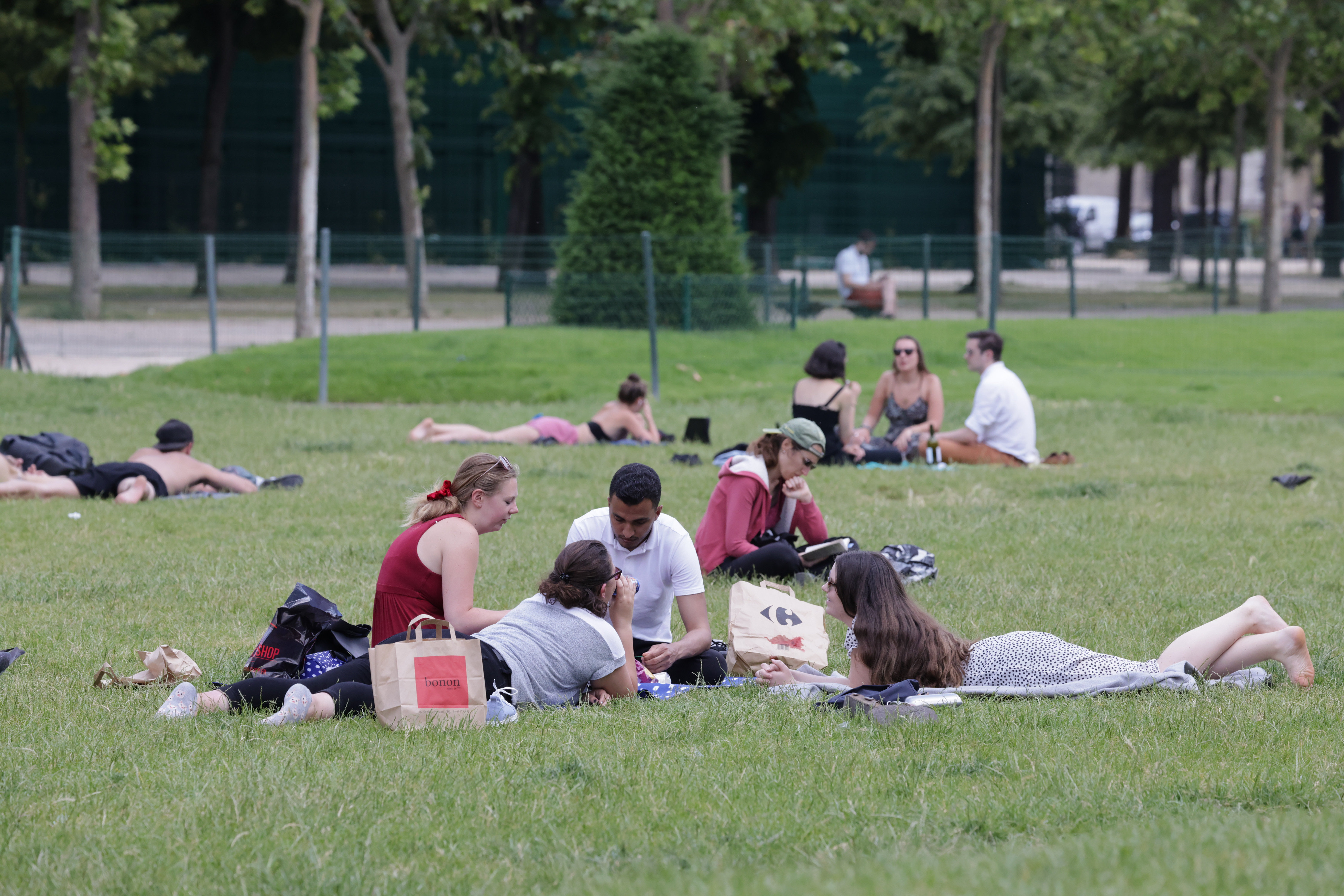 Pour la psychiatre, les restrictions ont profondément modifié notre façon de vivre. Les Français veulent pouvoir profiter de leur temps libre, comme ici au Champs-de-Mars. LP/Philippe de Poulpiquet