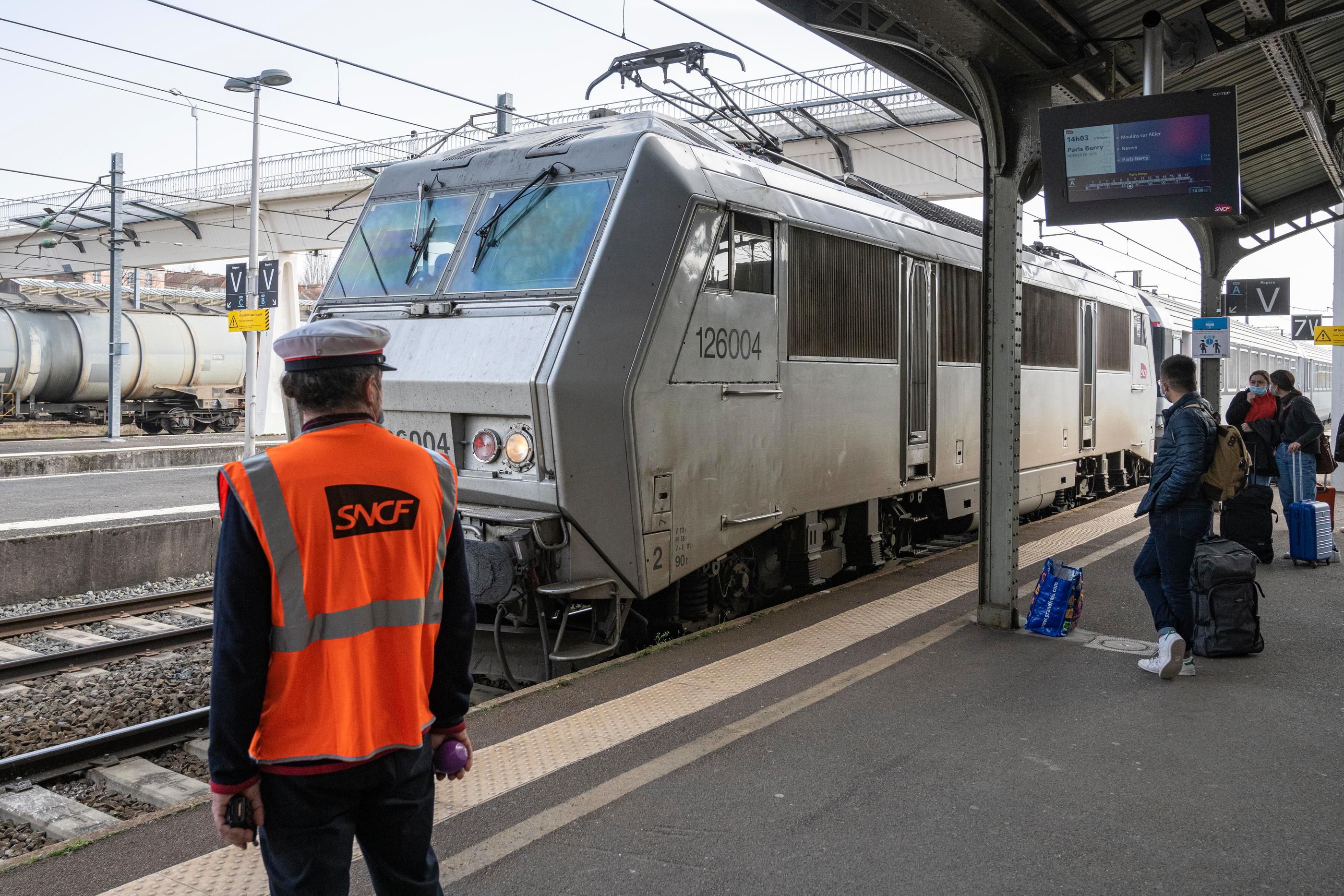 Les lignes sinistrées de la SNCF : dans le Paris-Clermont, des usagers «  laissés à l'abandon » - Le Parisien