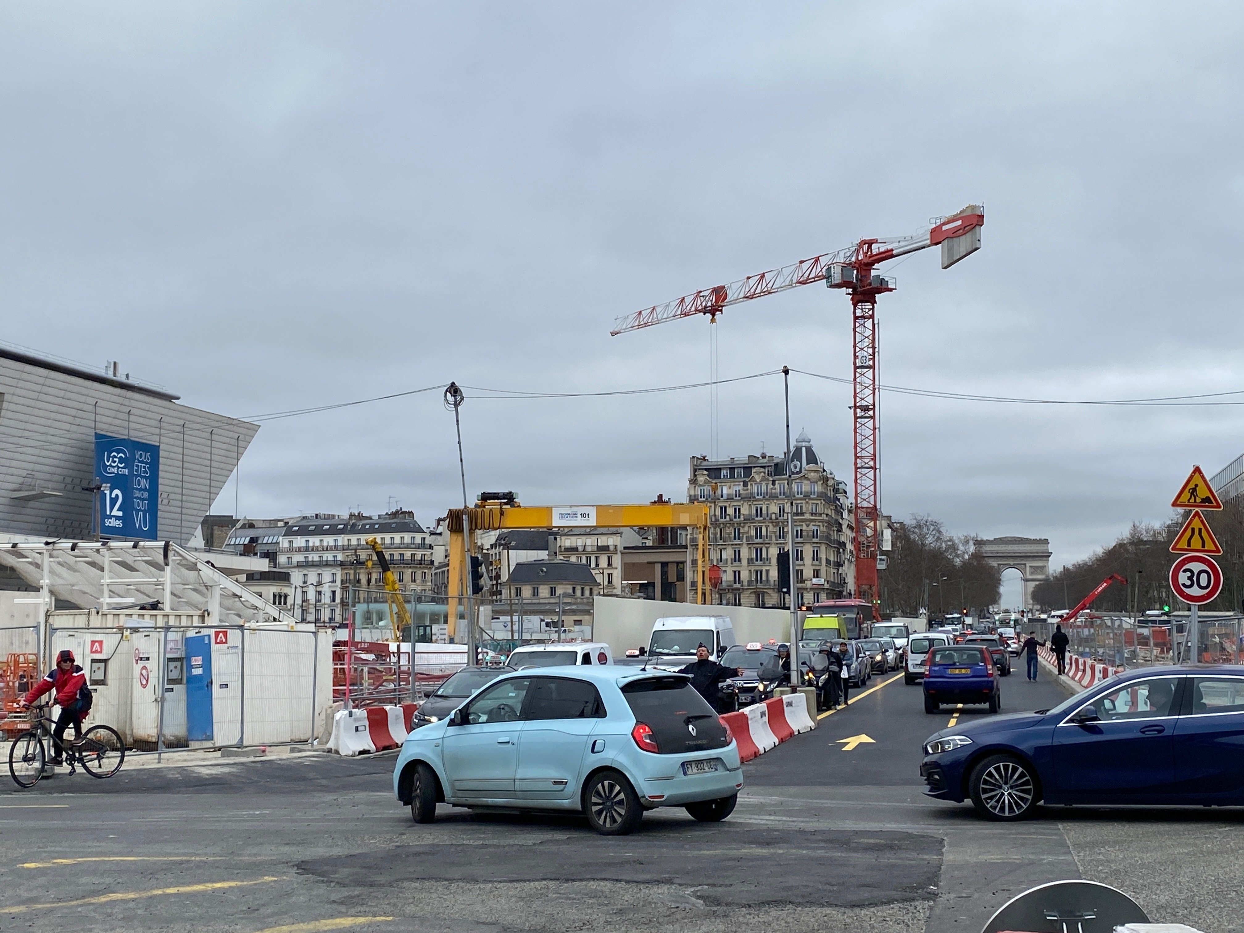 Paris (XVIe-XVIIe), le 17 février. La circulation a été rétablie en ligne droite au centre de la place Maillot, où le chantier Eole commence à libérer les emprises. LP/Sébastian Compagnon