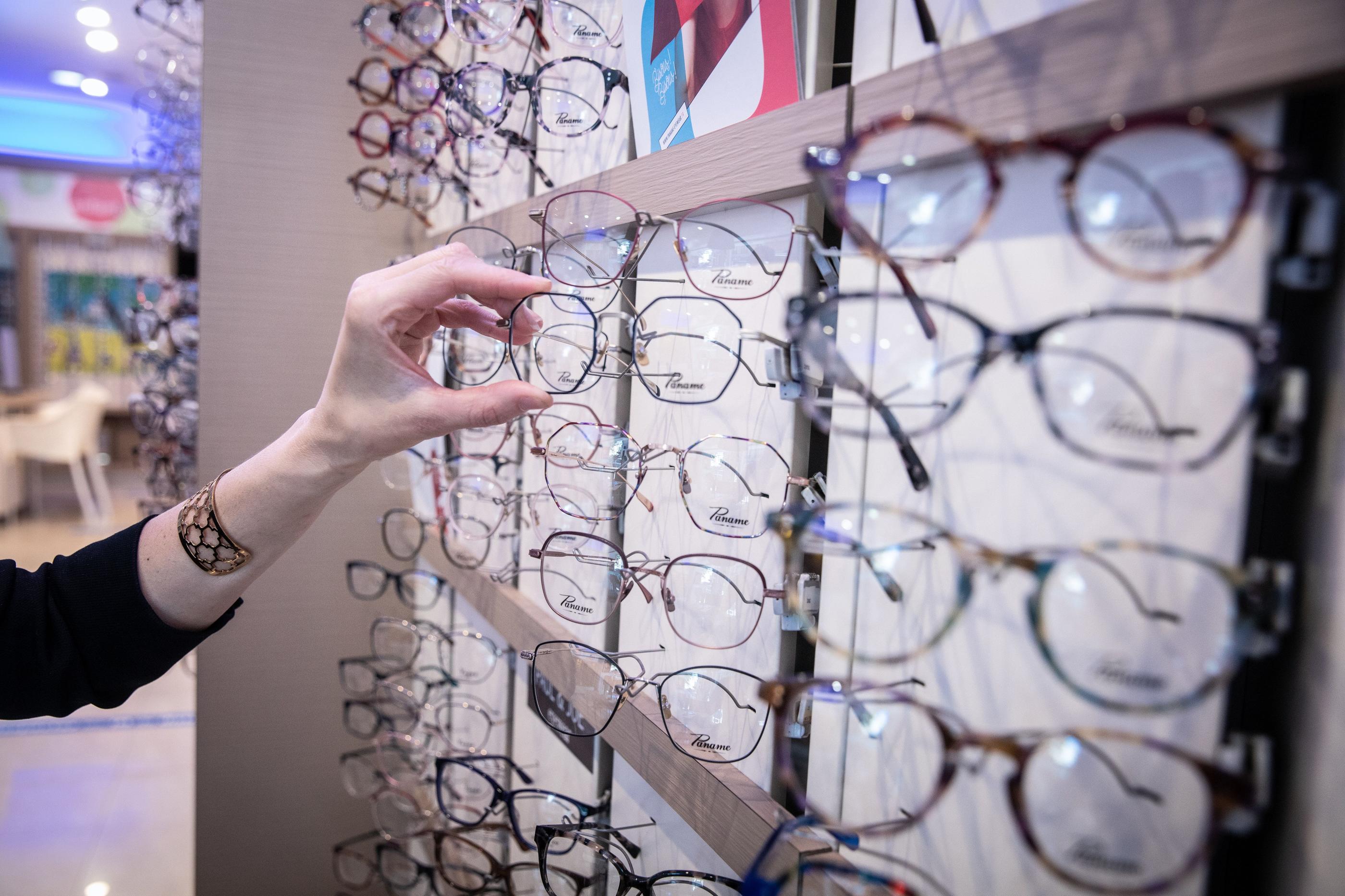 Les métiers de l'optique-lunetterie sont les plus fortement touchés par la baisse du nombre d'offres depuis un an. (Illustration) LP/Frédéric Dugit